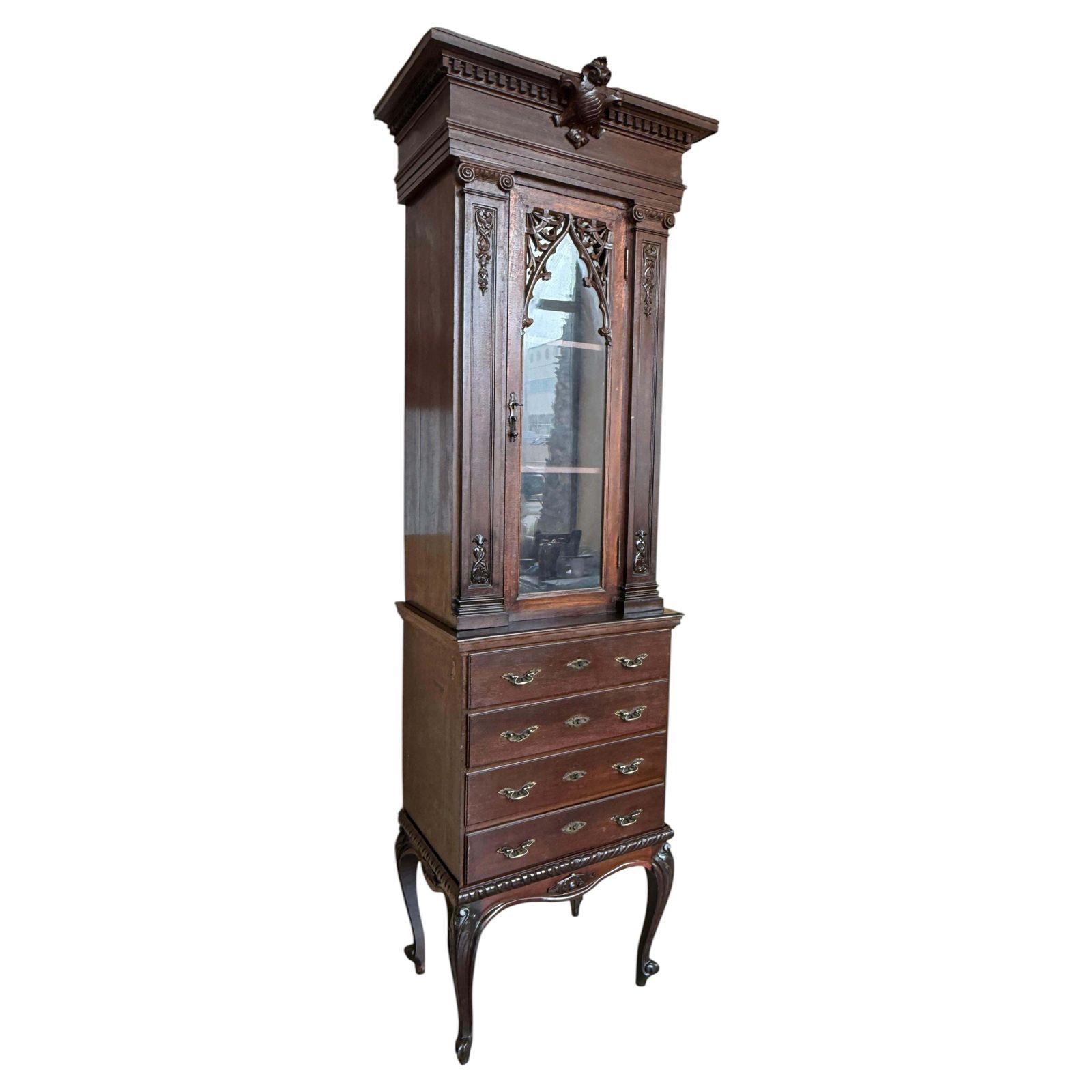 Vitrine d'époque de style néo-gothique en acajou avec commode