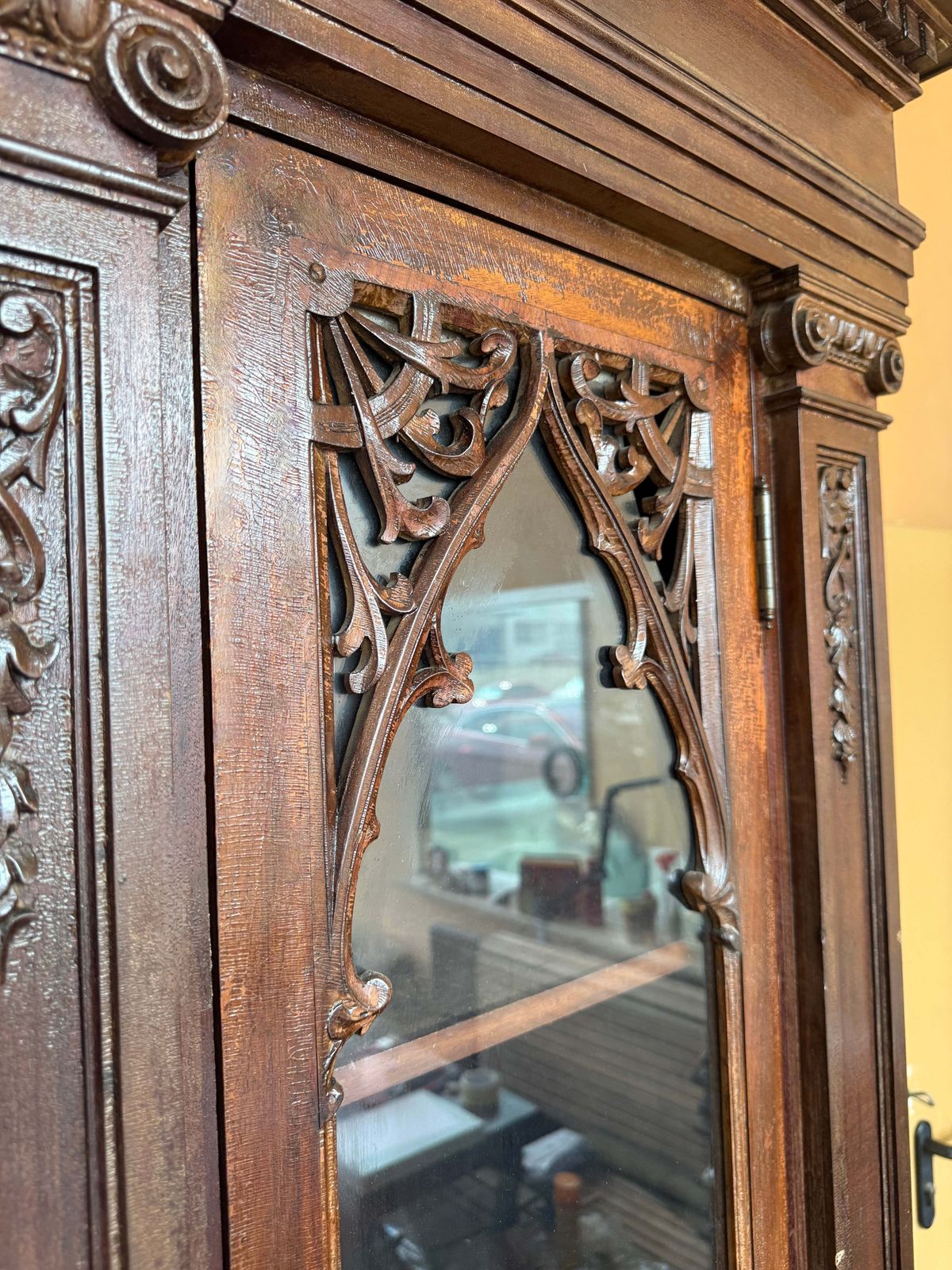 Vitrine d'époque de style néo-gothique en acajou avec commode photo buy