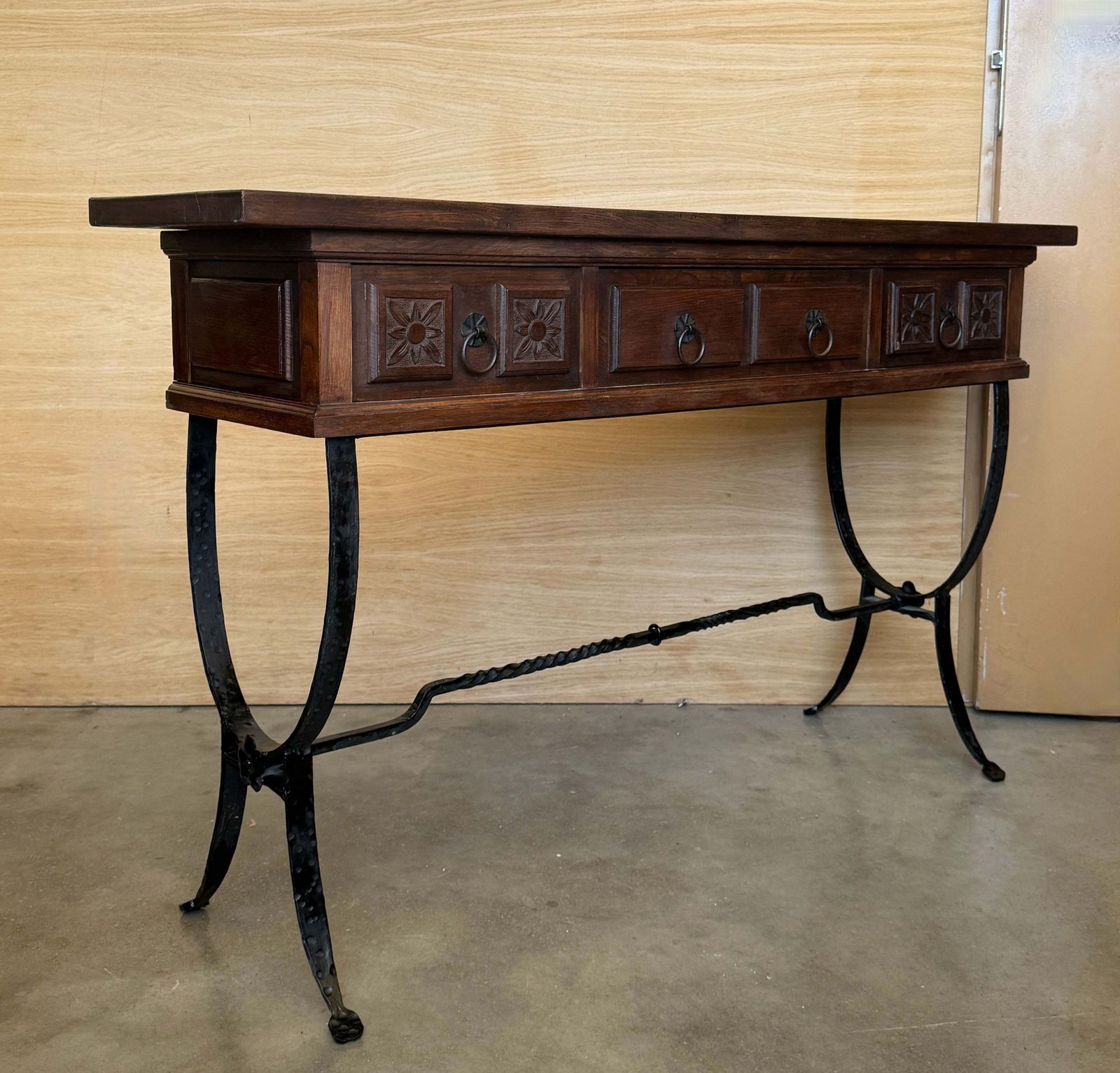 **Console d'époque espagnole sculptée, piétement en fer forgé main et deux tiroirs** photo Mobilier