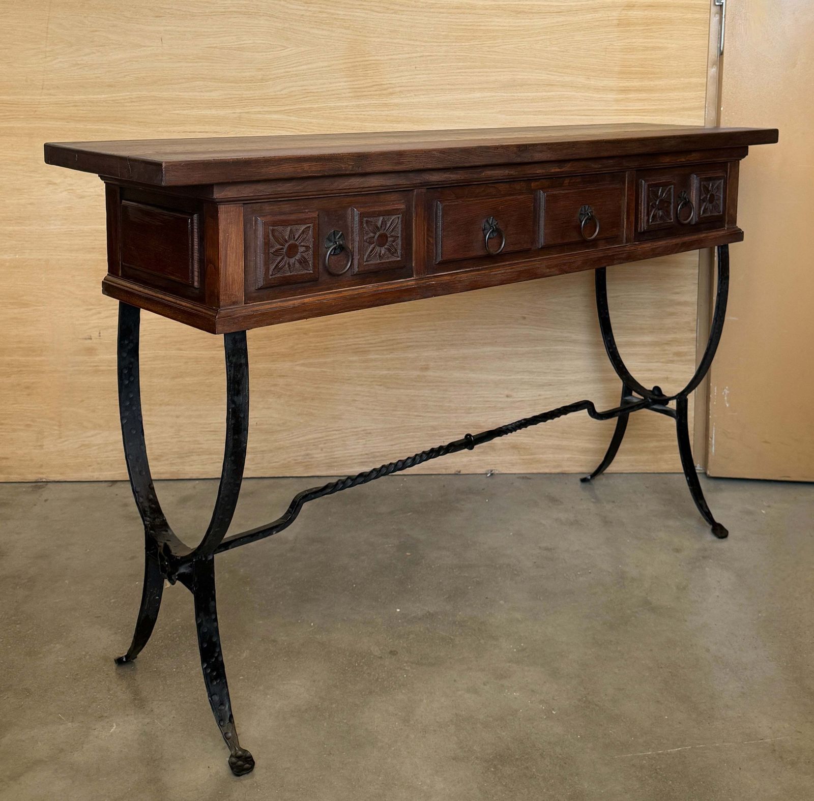 **Console d'époque espagnole sculptée, piétement en fer forgé main et deux tiroirs** photo vinterior