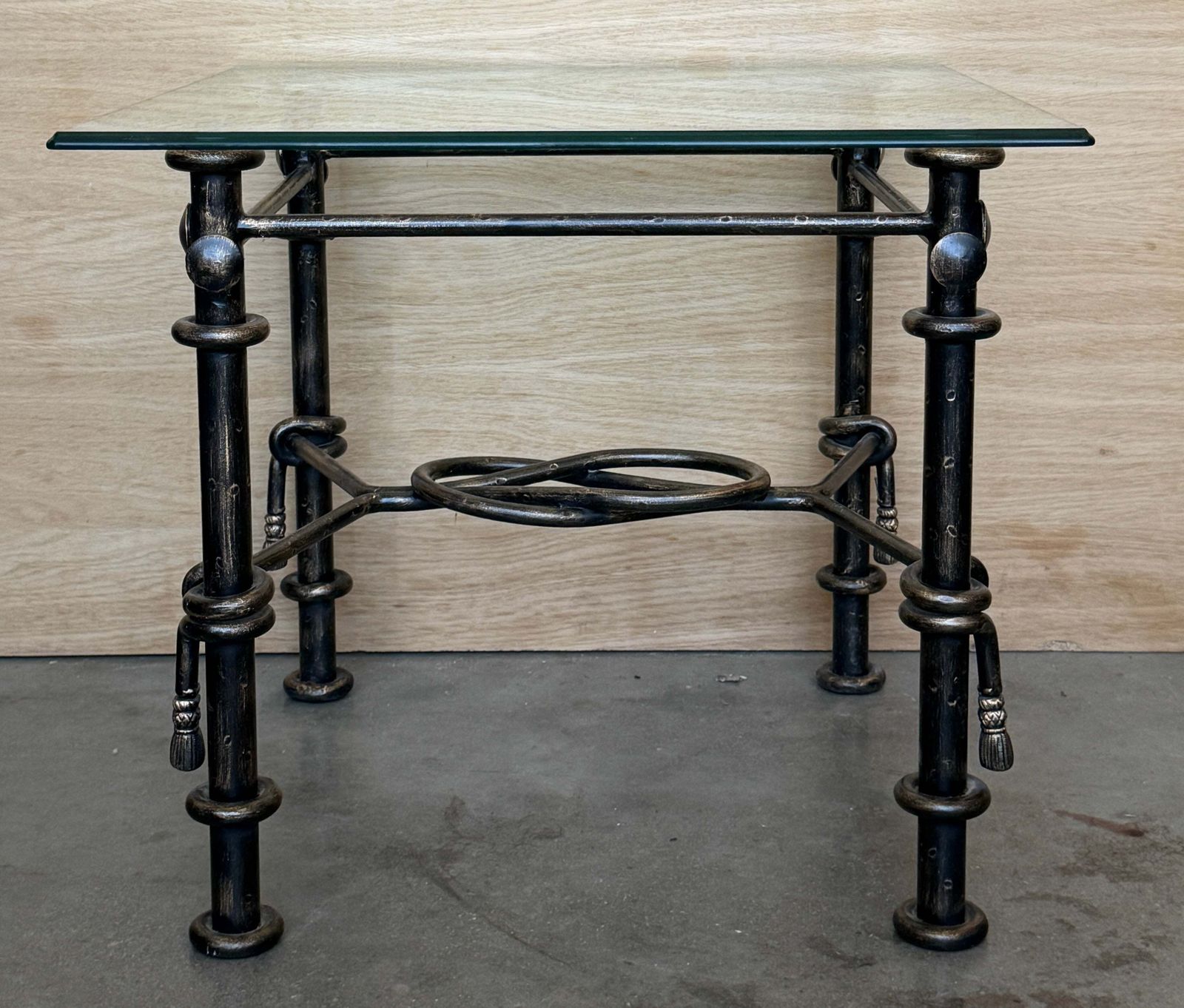 Paire de tables d'appoint vintage en fer forgé à la main, plateaux en verre photo furniture