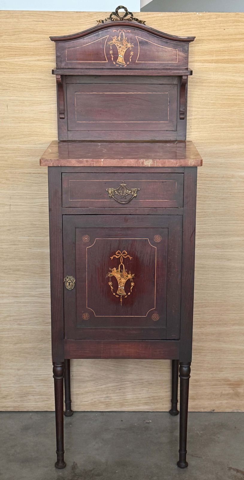 Paire de tables de chevet d'époque françaises en marqueterie, plateaux en marbre, fin du XIXe siècle photo Mobilier