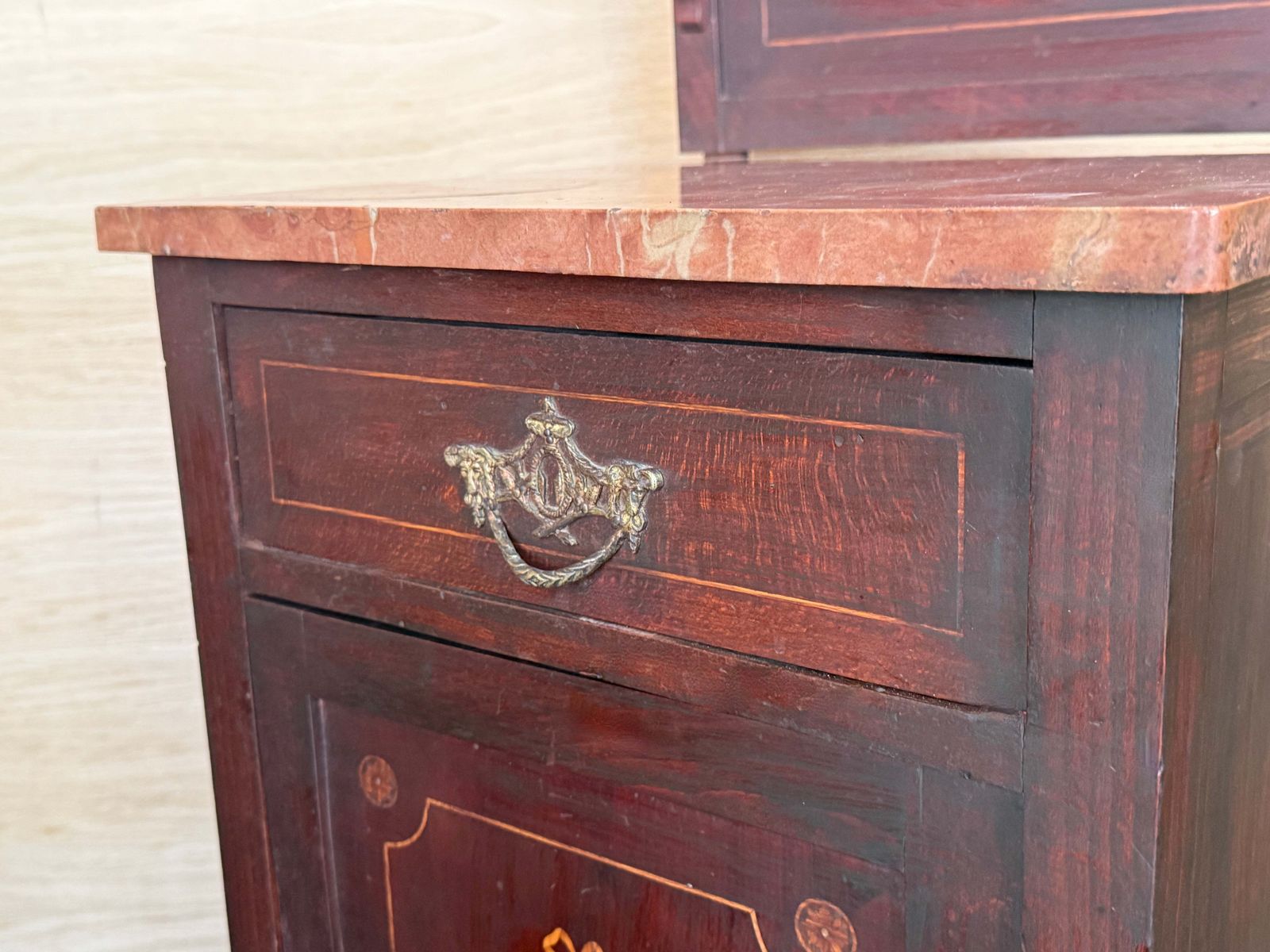 photo for sale Paire de tables de chevet d'époque françaises en marqueterie, plateaux en marbre, fin du XIXe siècle