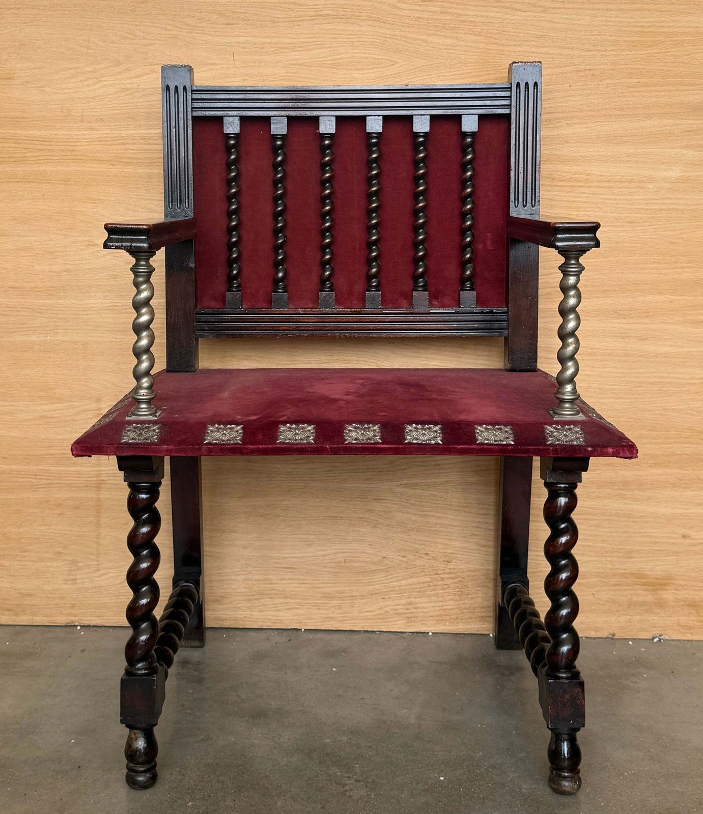 Fauteuil d'époque espagnol en bois ébonisé à torsades, revêtement en velours photo furniture