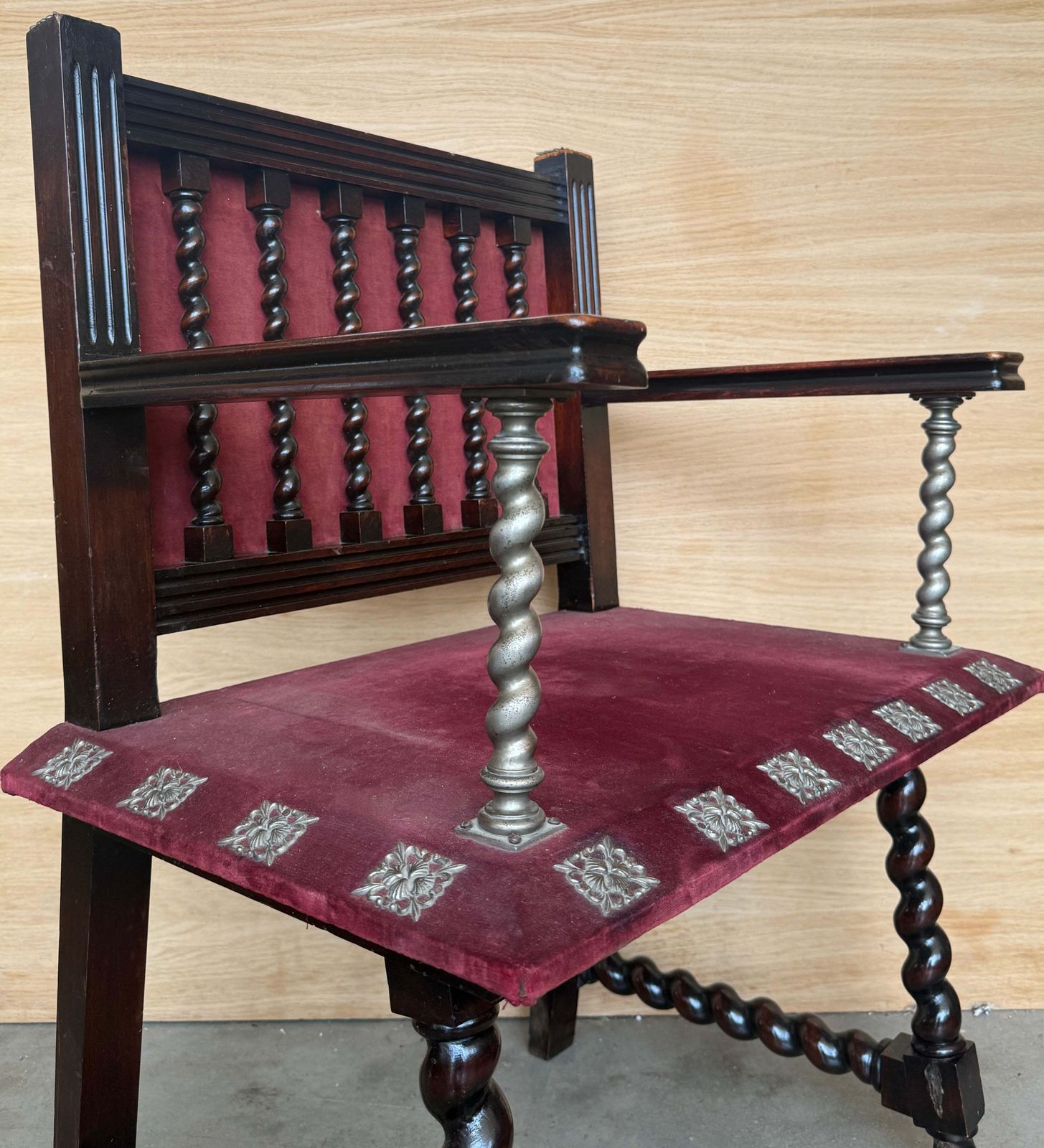 Fauteuil d'époque espagnol en bois ébonisé à torsades, revêtement en velours photo buy