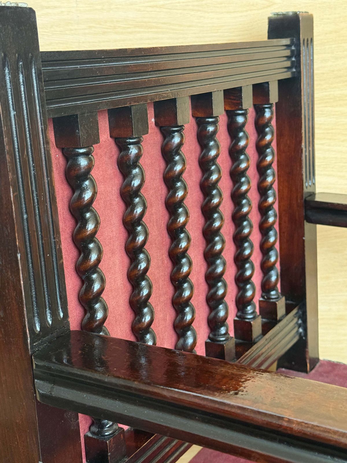 Fauteuil d'époque espagnol en bois ébonisé à torsades, revêtement en velours photo vintage