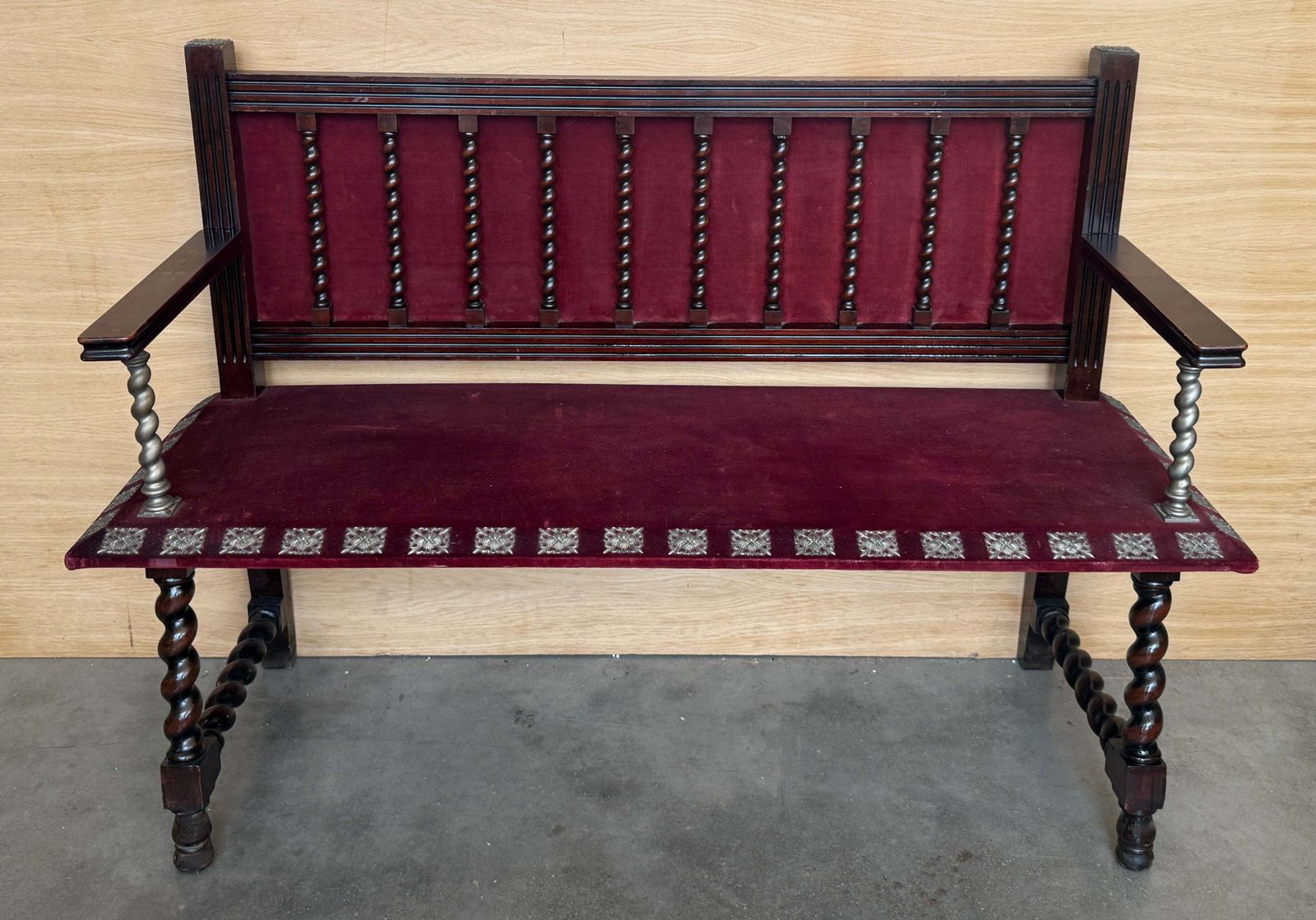 Banc d'entrée d'époque espagnol, colonnes torsadées, revêtement en velours bordeaux photo for sale