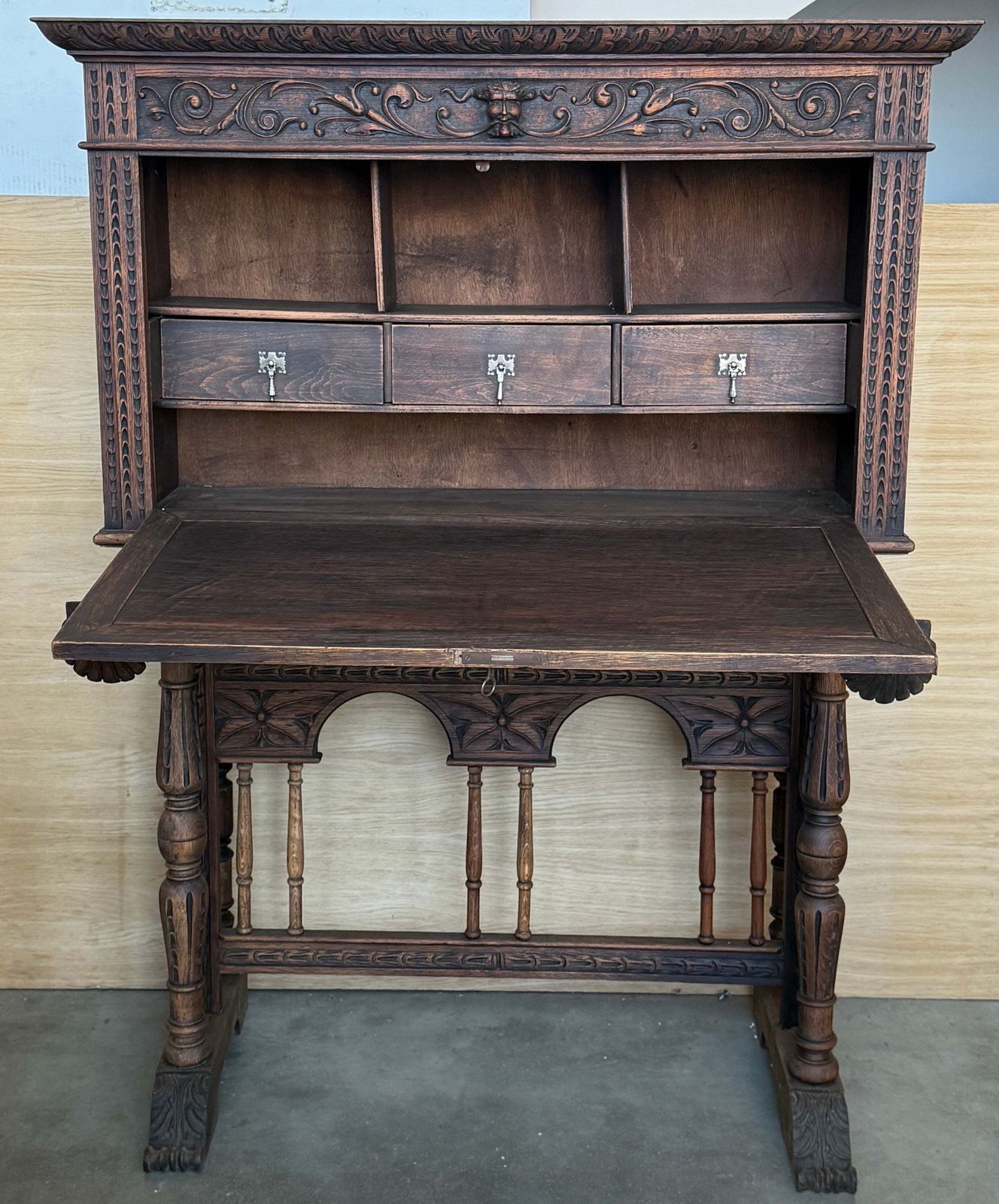 Bureau bargueño espagnol, XIXe siècle, à base sculptée et deux tiroirs photo Mobilier