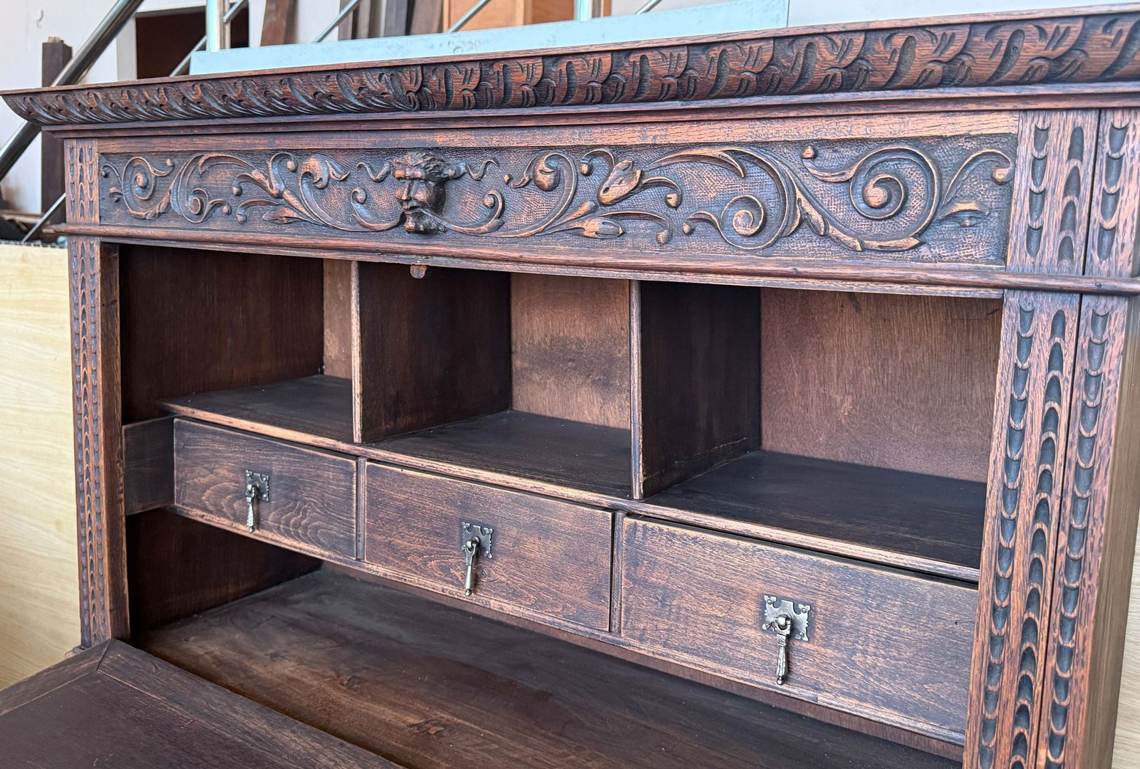 Bureau bargueño espagnol, XIXe siècle, à base sculptée et deux tiroirs photo vinterior