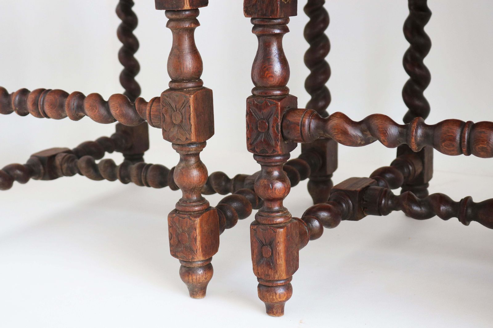 Set van 4 Franse Renaissance Revival stoelen met gerstkorreldraaiers, 19e eeuw, eiken photo vinterior
