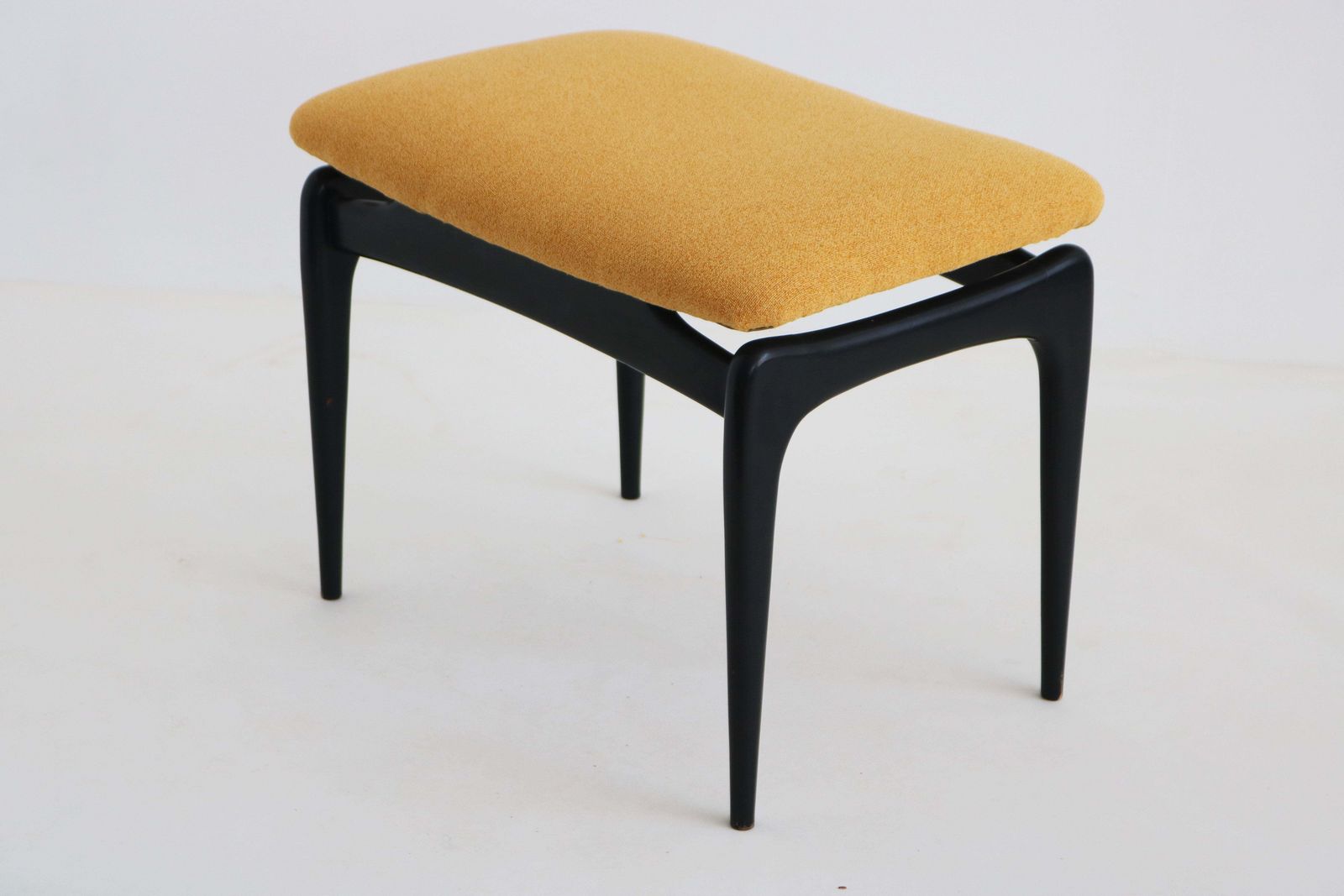 Italiaanse organische geëboniseerde houten ottoman of voetenbankje ca. jaren 1950, in de stijl van Gio Ponti photo buy