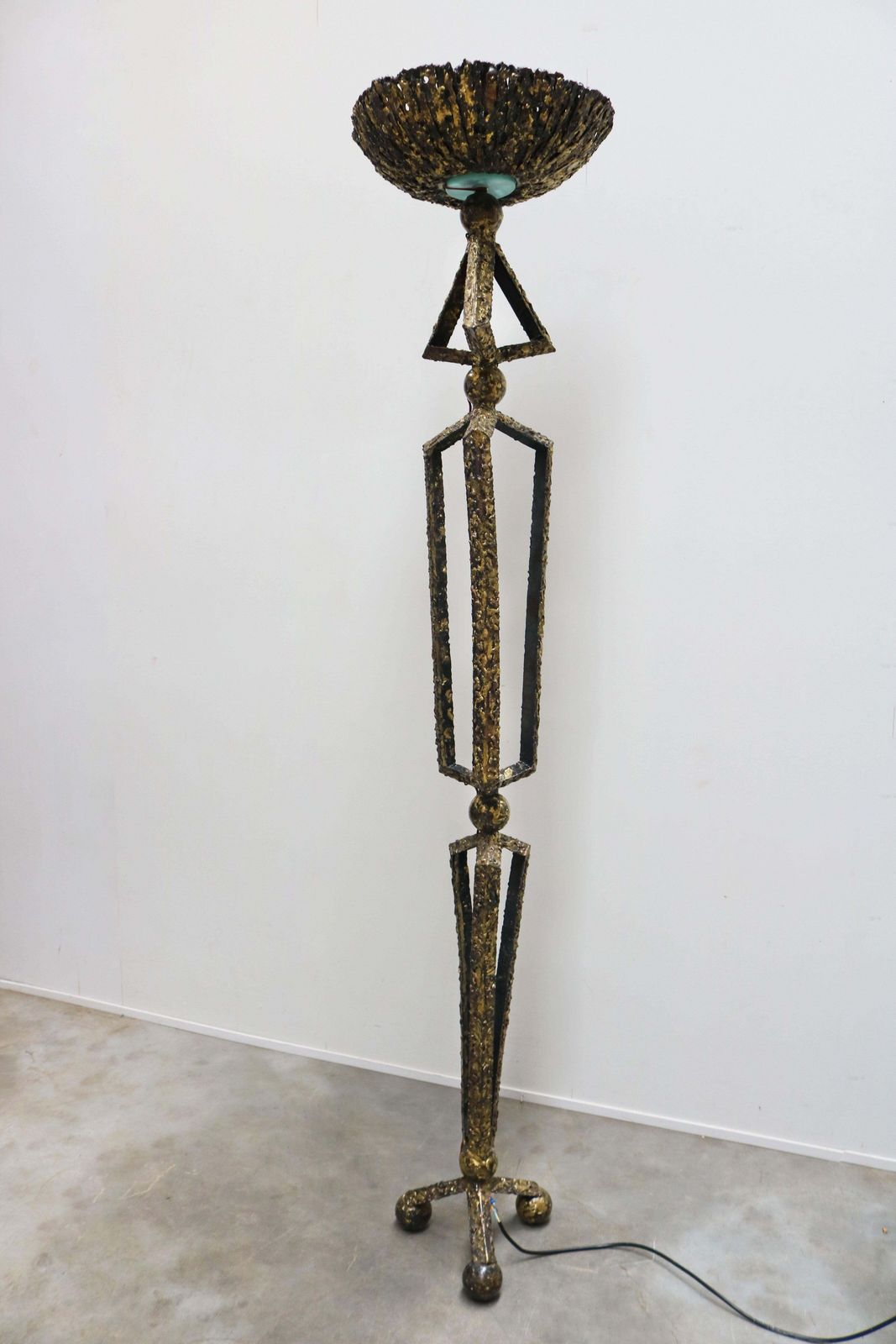 Handgemaakte Brutalist vloerlamp Dutch Design 1980 Messing Metaal Dimbaar photo vinterior