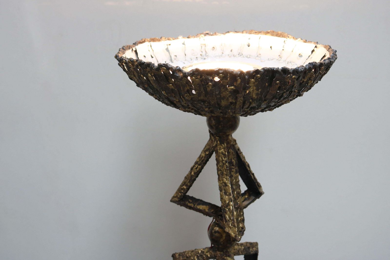 Verlichting Handgemaakte Brutalist vloerlamp Dutch Design 1980 Messing Metaal Dimbaar photo