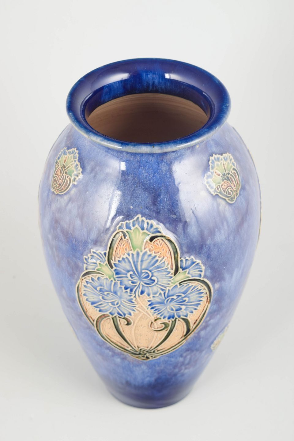 Royal Doulton. Vase Art Nouveau à motifs floraux en relief. Années 1930 photo furniture