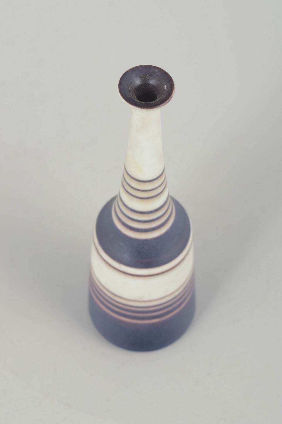 Gunnar Nylund voor Rörstrand. Stoneware vaas met streeppatroon. Midden 20e eeuw. photo furniture