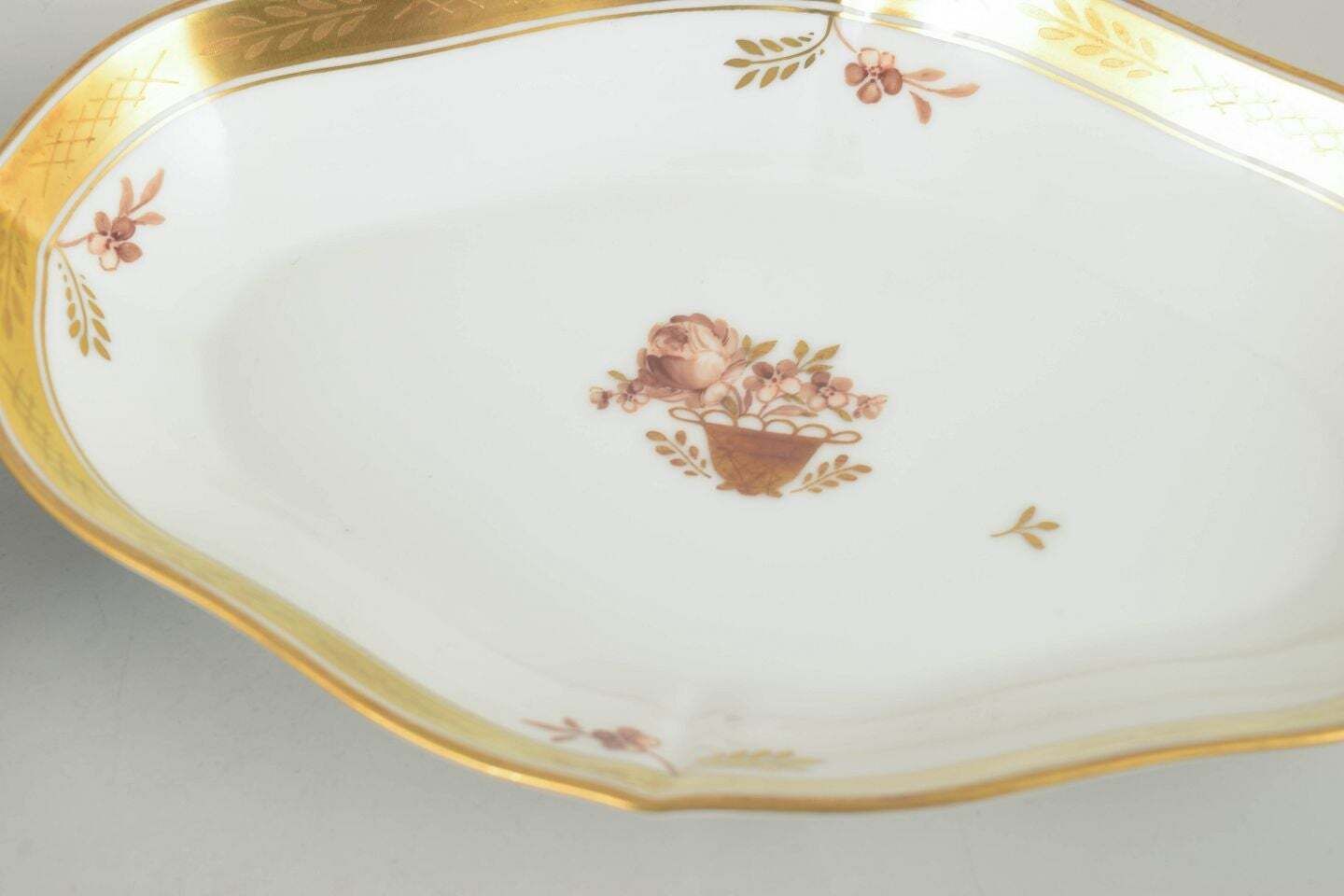 Royal Copenhagen Golden Basket. Set van twee porseleinen gebakschaaltjes. Jaren 1970/80 photo for sale