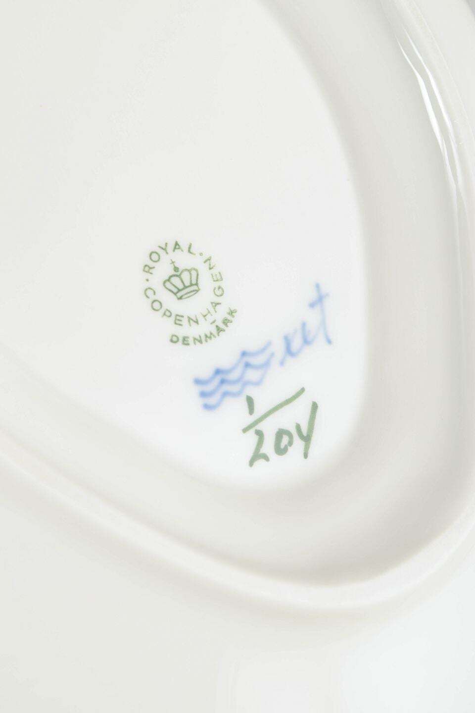 Royal Copenhagen. Blue Fluted Plain Sauskom met Vaste Schotel, 1967. photo Woonaccessoires