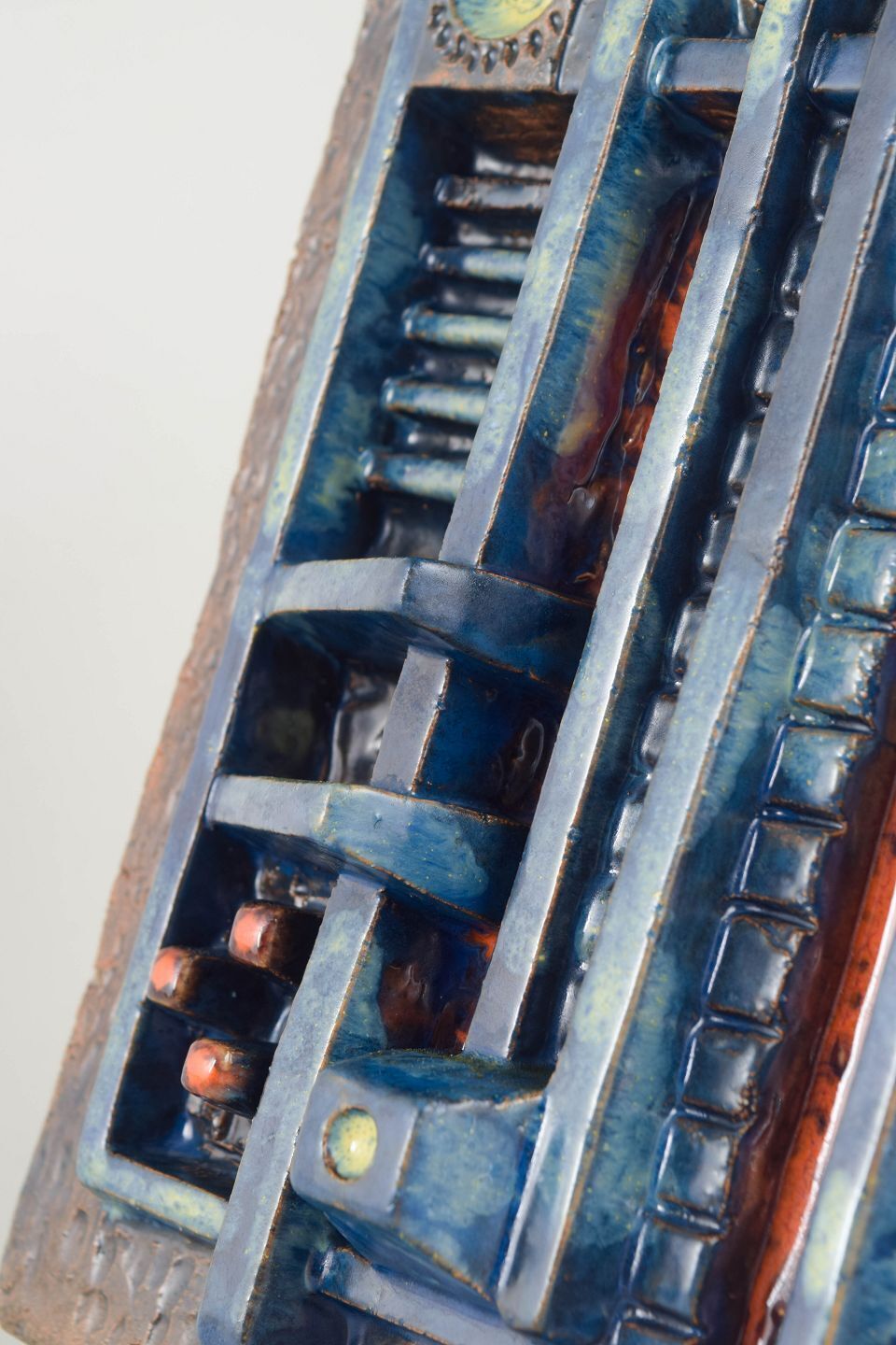 Europese studiokeramist. Abstract wandreliëf in steengoed. Jaren 1970. photo furniture