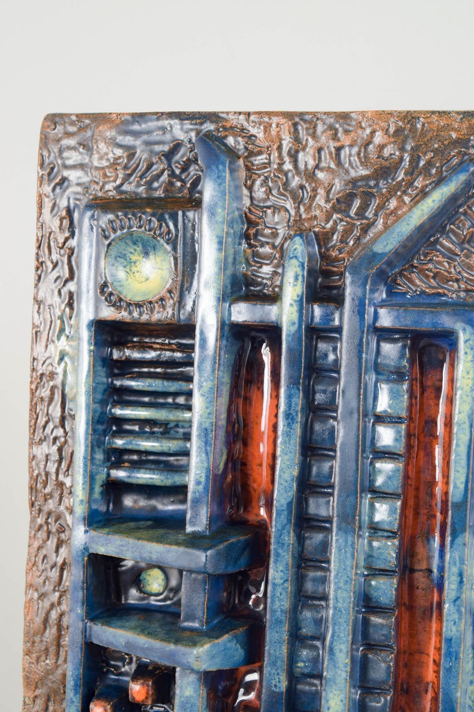Europese studiokeramist. Abstract wandreliëf in steengoed. Jaren 1970. photo for sale