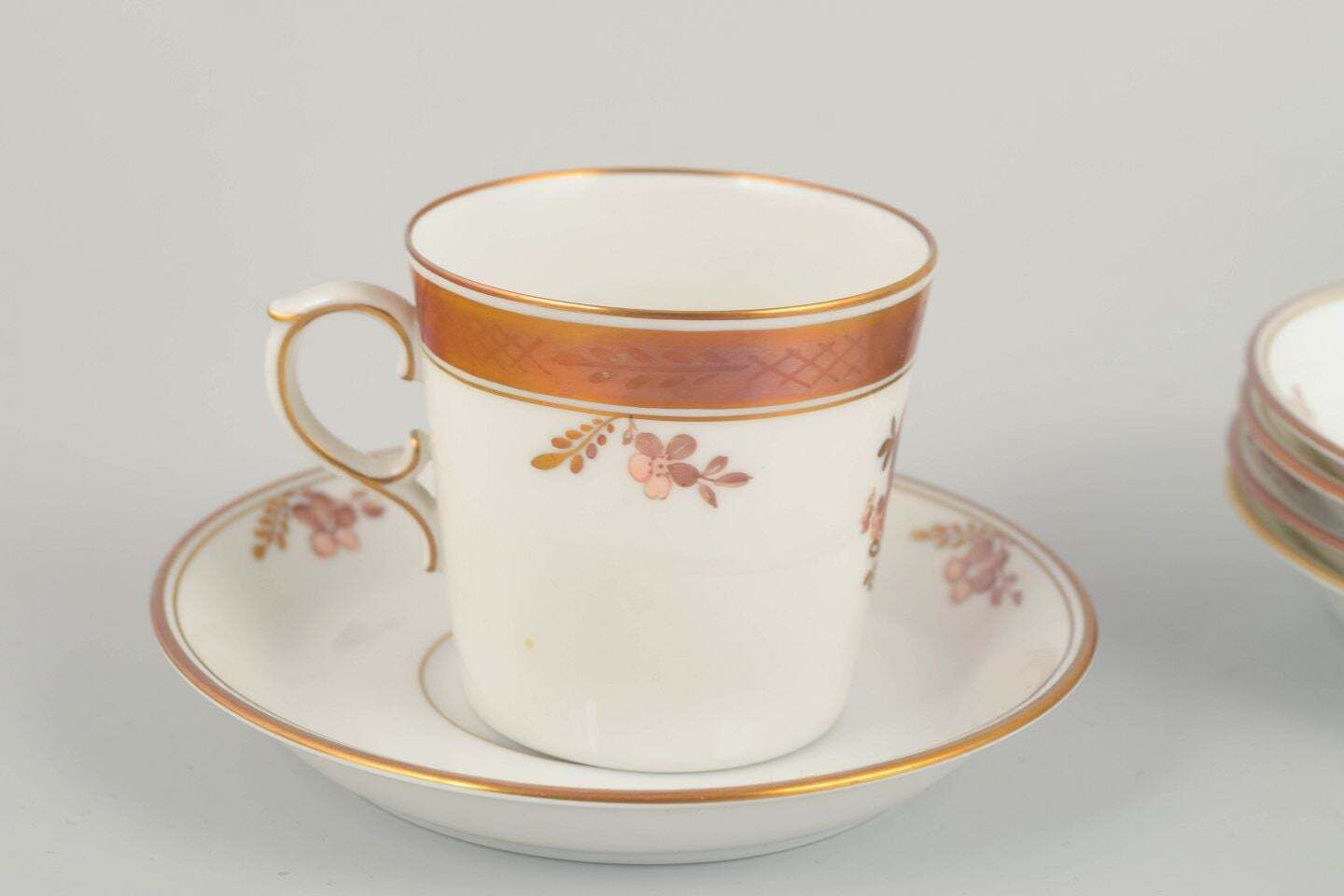Royal Copenhagen Golden Basket. Set van 5 Demitasse Kopjes in Porselein. photo furniture