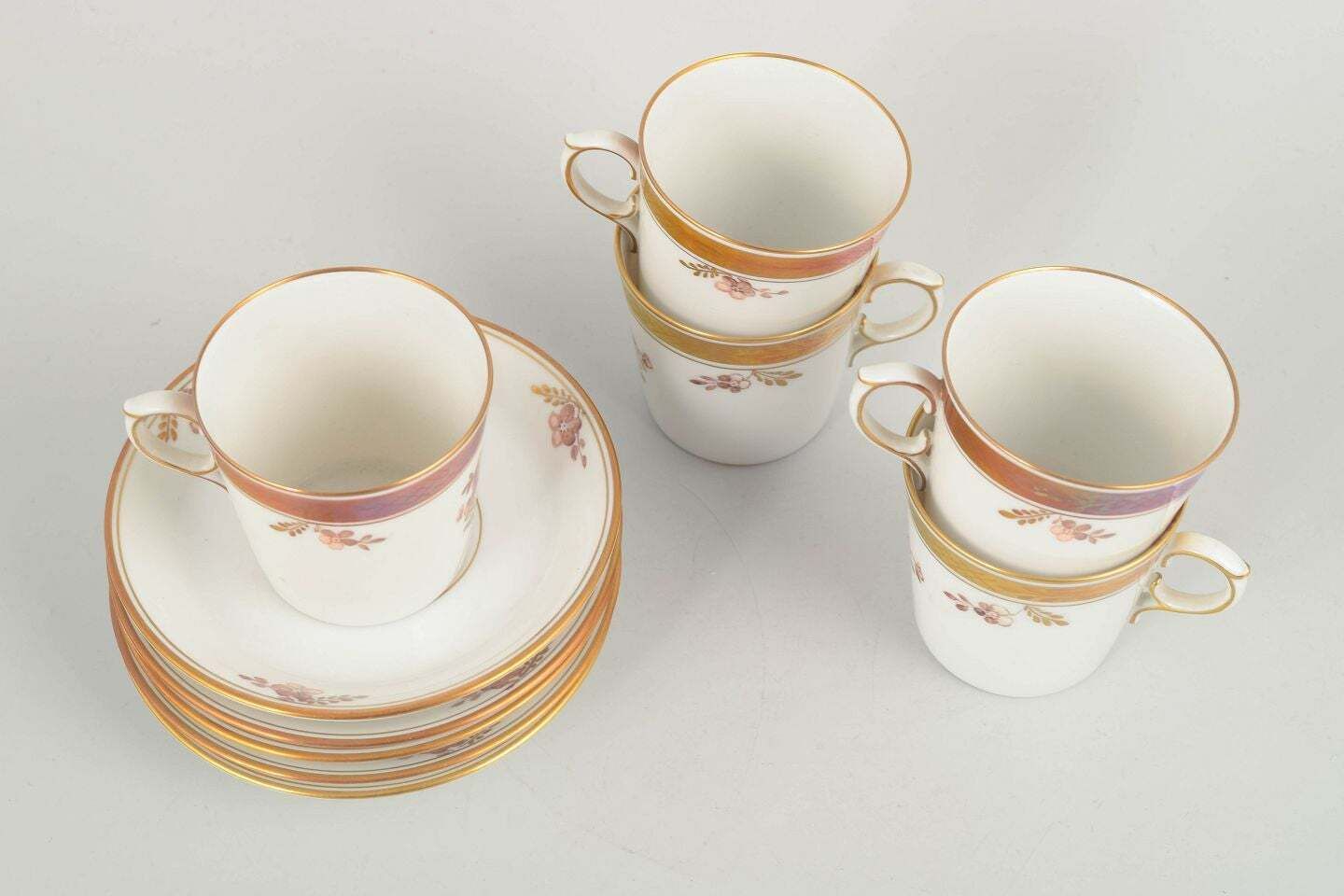 Royal Copenhagen Golden Basket. Set van 5 Demitasse Kopjes in Porselein. photo for sale