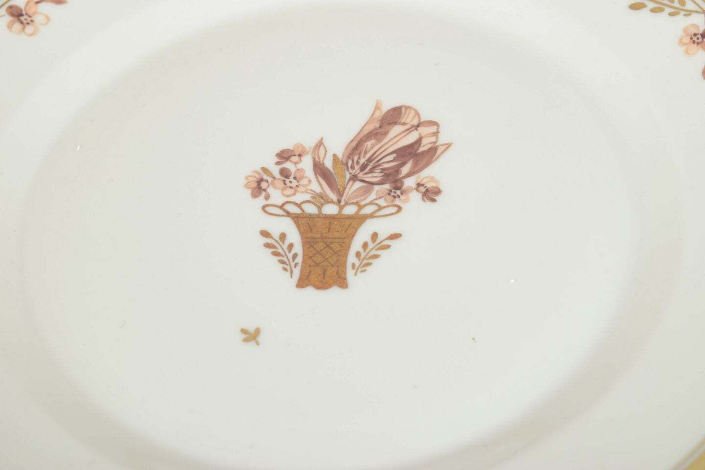 Royal Copenhagen Golden Basket. Lot de 6 assiettes à déjeuner en porcelaine. photo for sale