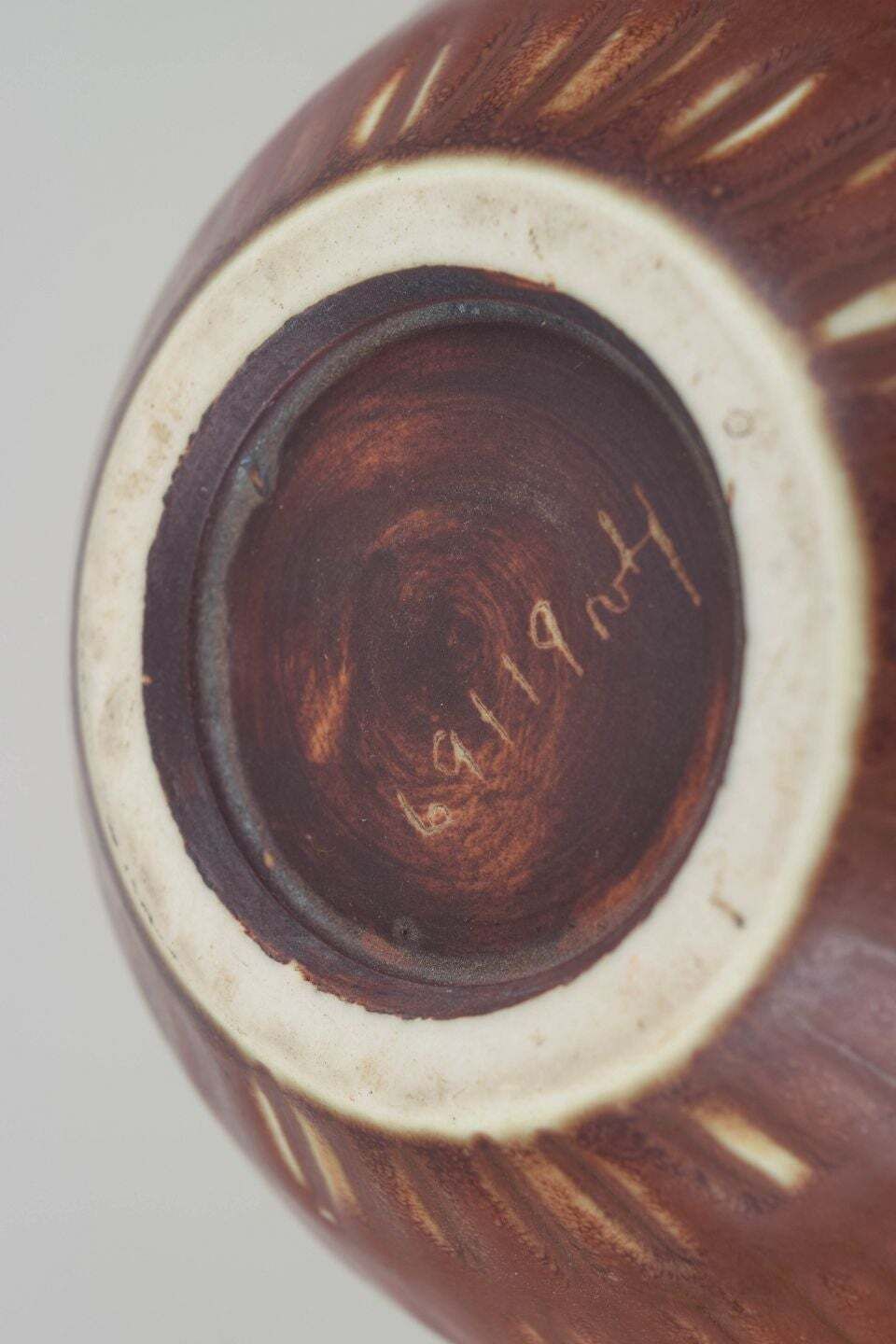 Rörstrand. Bolle Steengoed Vaas Met Subtiele Verticale Ribbeling. Midden 20e Eeuw. photo Woonaccessoires