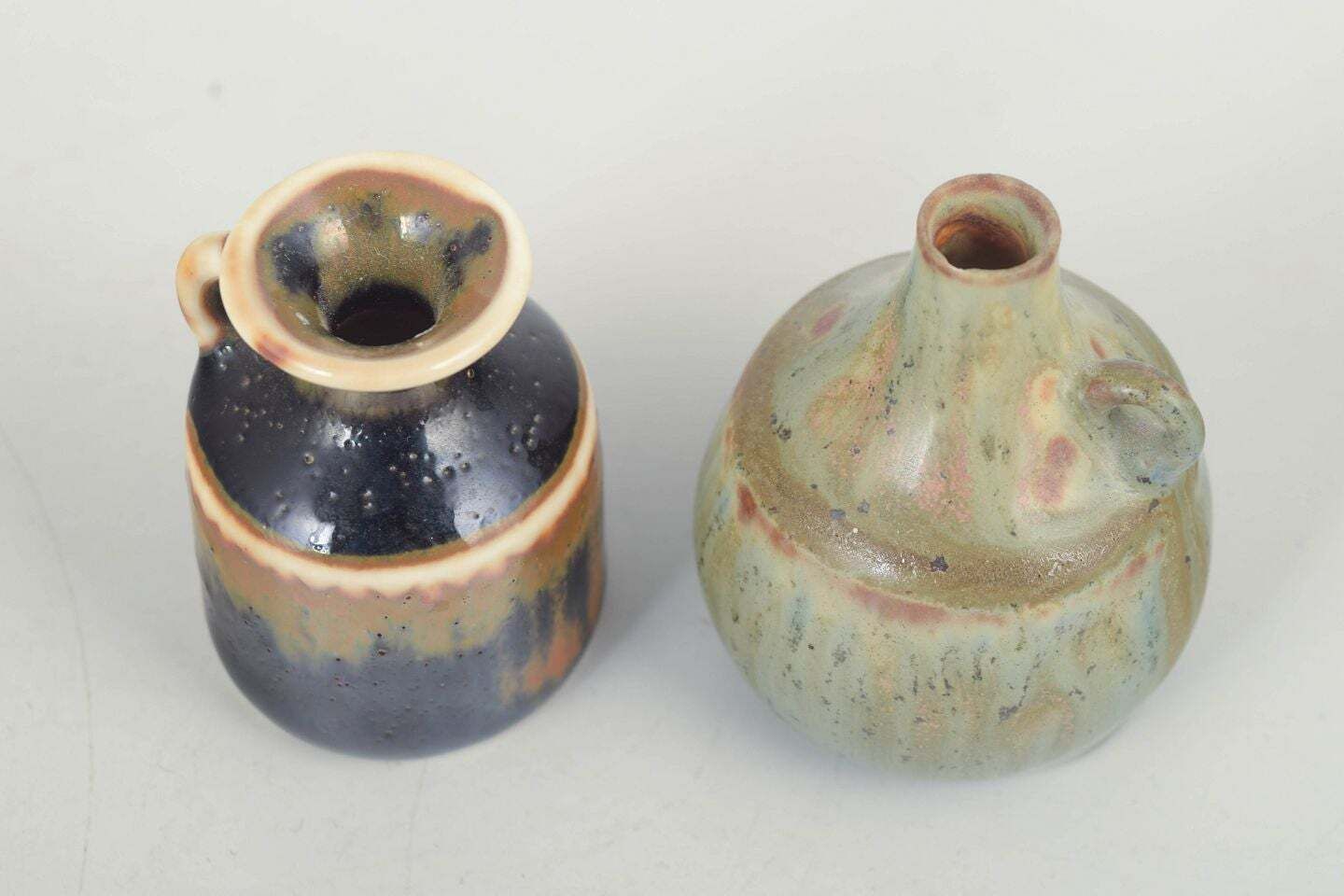 Carl Harry Stålhane voor Rörstrand. Twee miniatuur keramische vaasjes, midden 20e eeuw. photo furniture