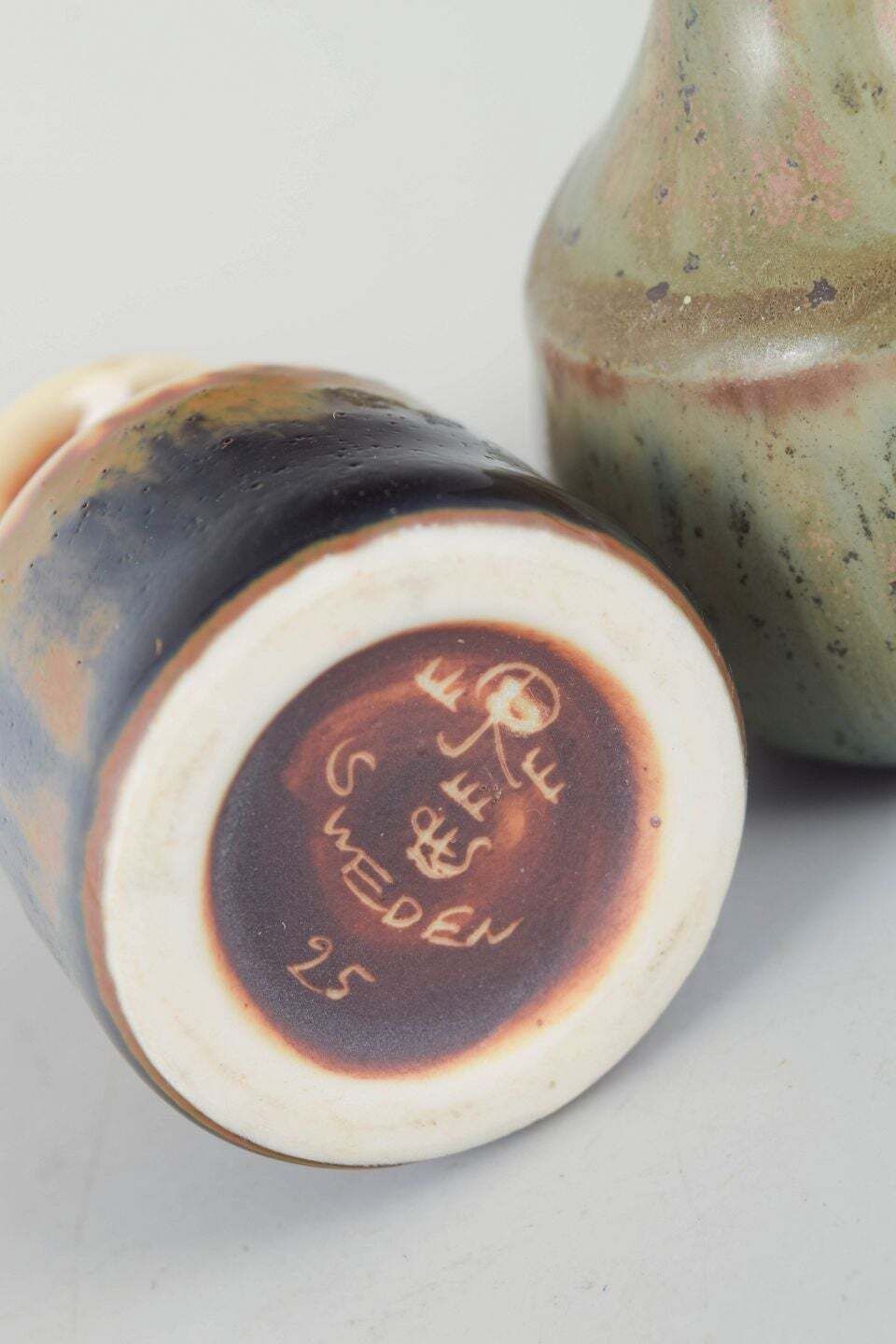 Carl Harry Stålhane voor Rörstrand. Twee miniatuur keramische vaasjes, midden 20e eeuw. photo Woonaccessoires