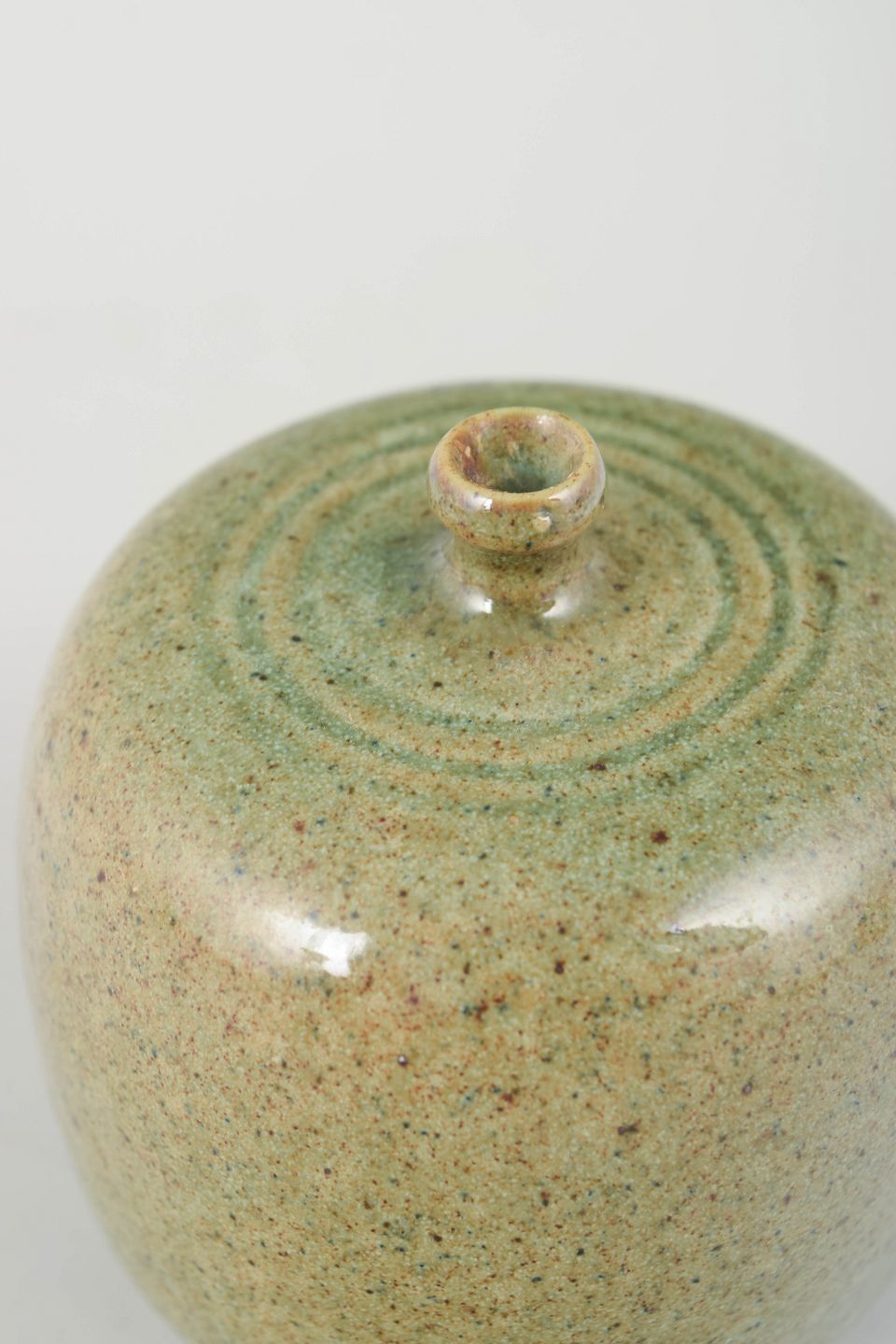 Céramiste de studio suédois. Petit vase en grès à forme cylindrique arrondie. photo furniture