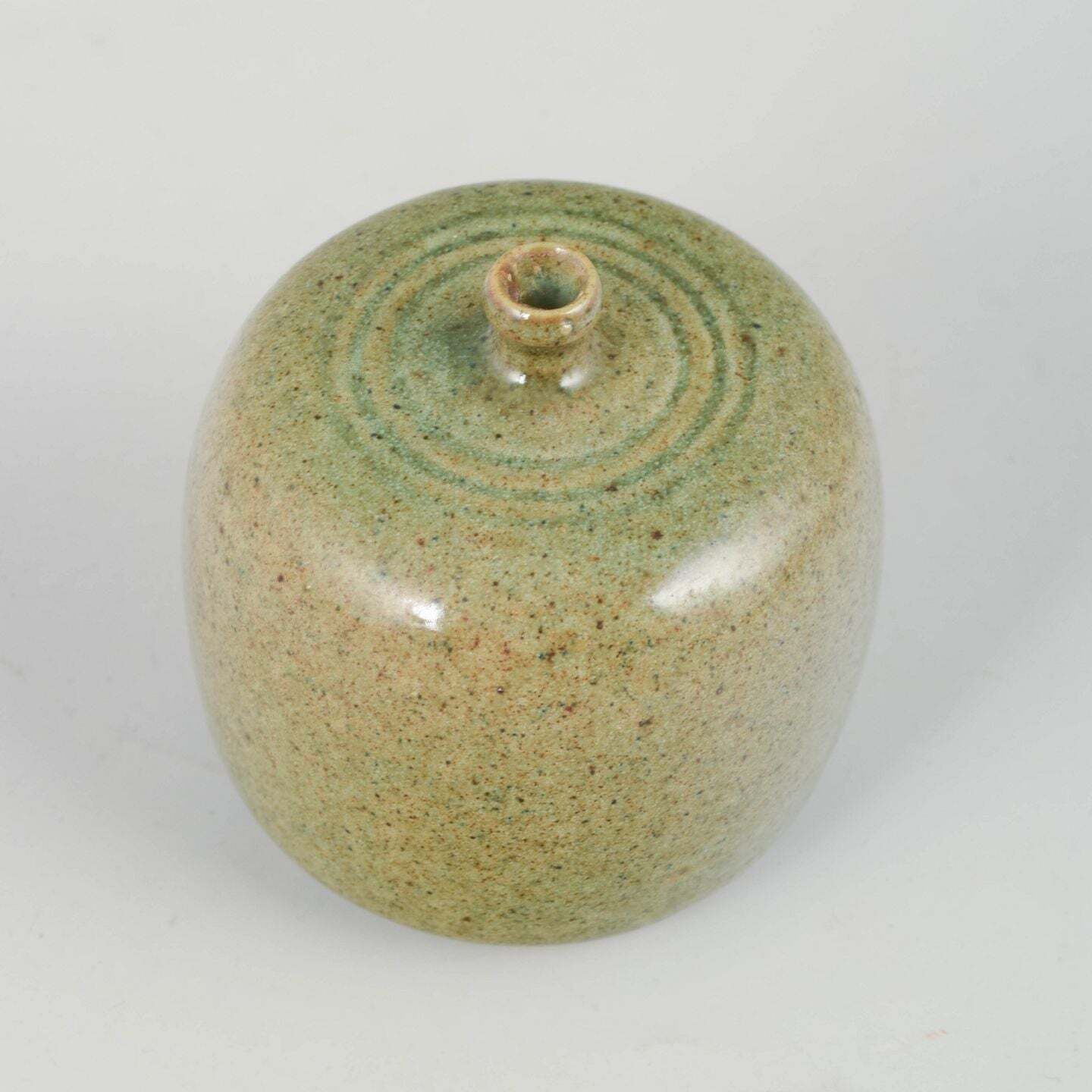 Céramiste de studio suédois. Petit vase en grès à forme cylindrique arrondie. photo for sale