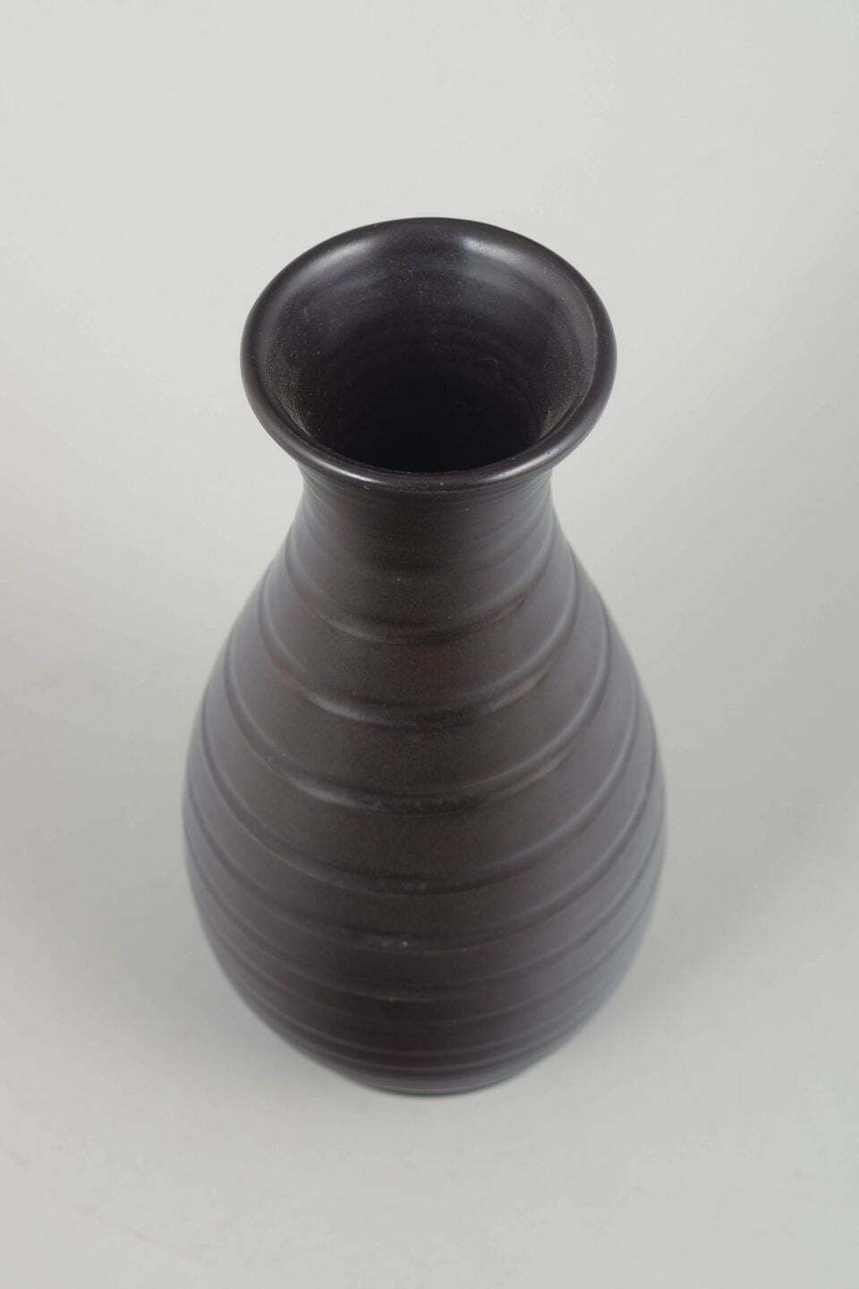 Bo Fajans, Sweden. Ceramic Vase With Dark Brown Glaze And Grooved Texture. photo furniture