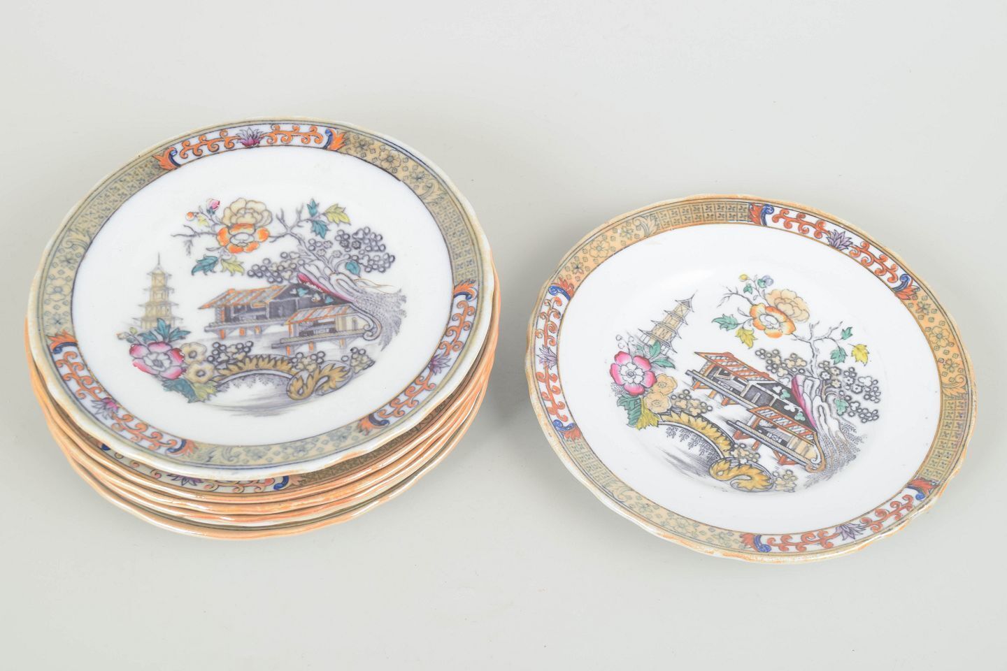 Rörstrand, Zweden. Set van 7 "Japan" faience borden, begin 20e eeuw. photo furniture