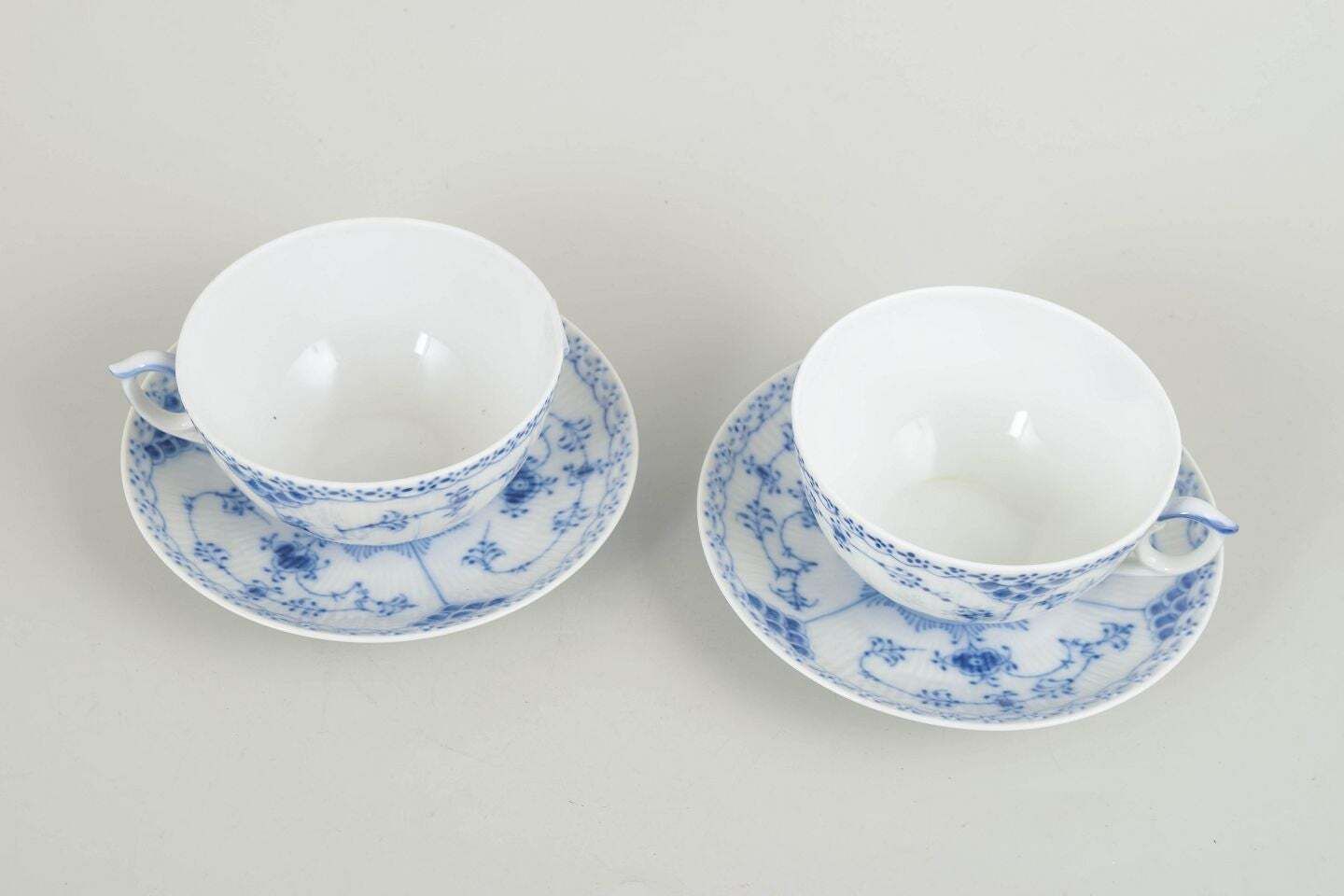 Royal Copenhagen, Blue Fluted Half Lace. Paire de tasses à thé et soucoupes en porcelaine. photo furniture