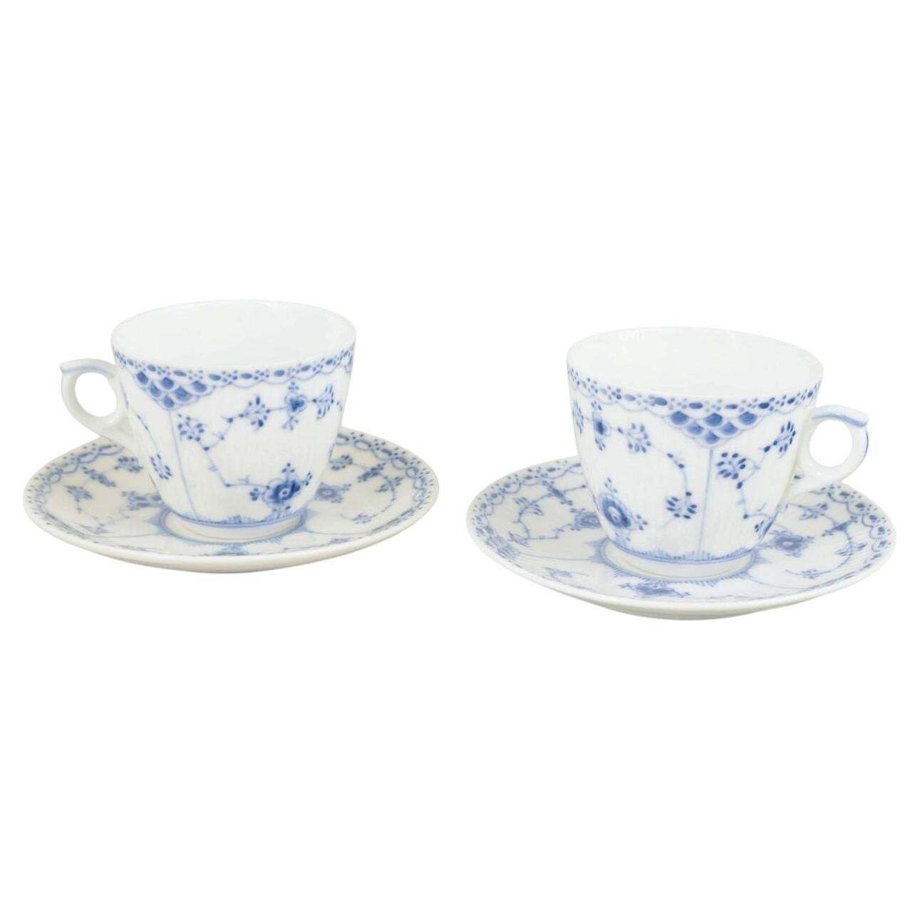 Royal Copenhagen. Service de 2 tasses à café Blue Fluted Half Lace avec soucoupes, années 1930