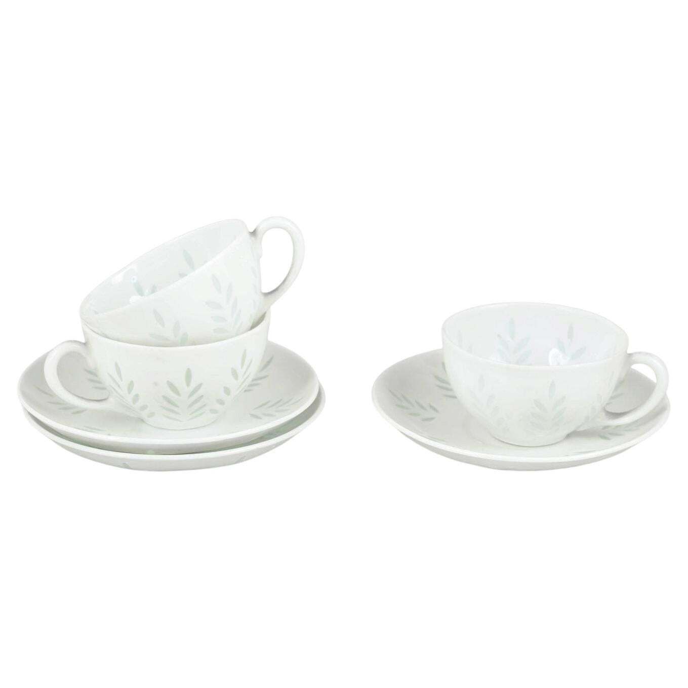 Friedl Holzer Kjellberg, Arabia. 3 tasses à moka et soucoupes. Porcelaine à grain de riz.