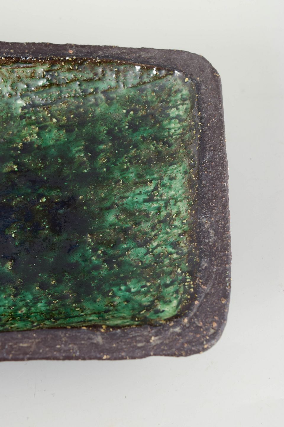 Hegnetslund, Denemarken. Langwerpige Stoneware Schaal Met Groene Glazuur. Jaren 1960 photo for sale