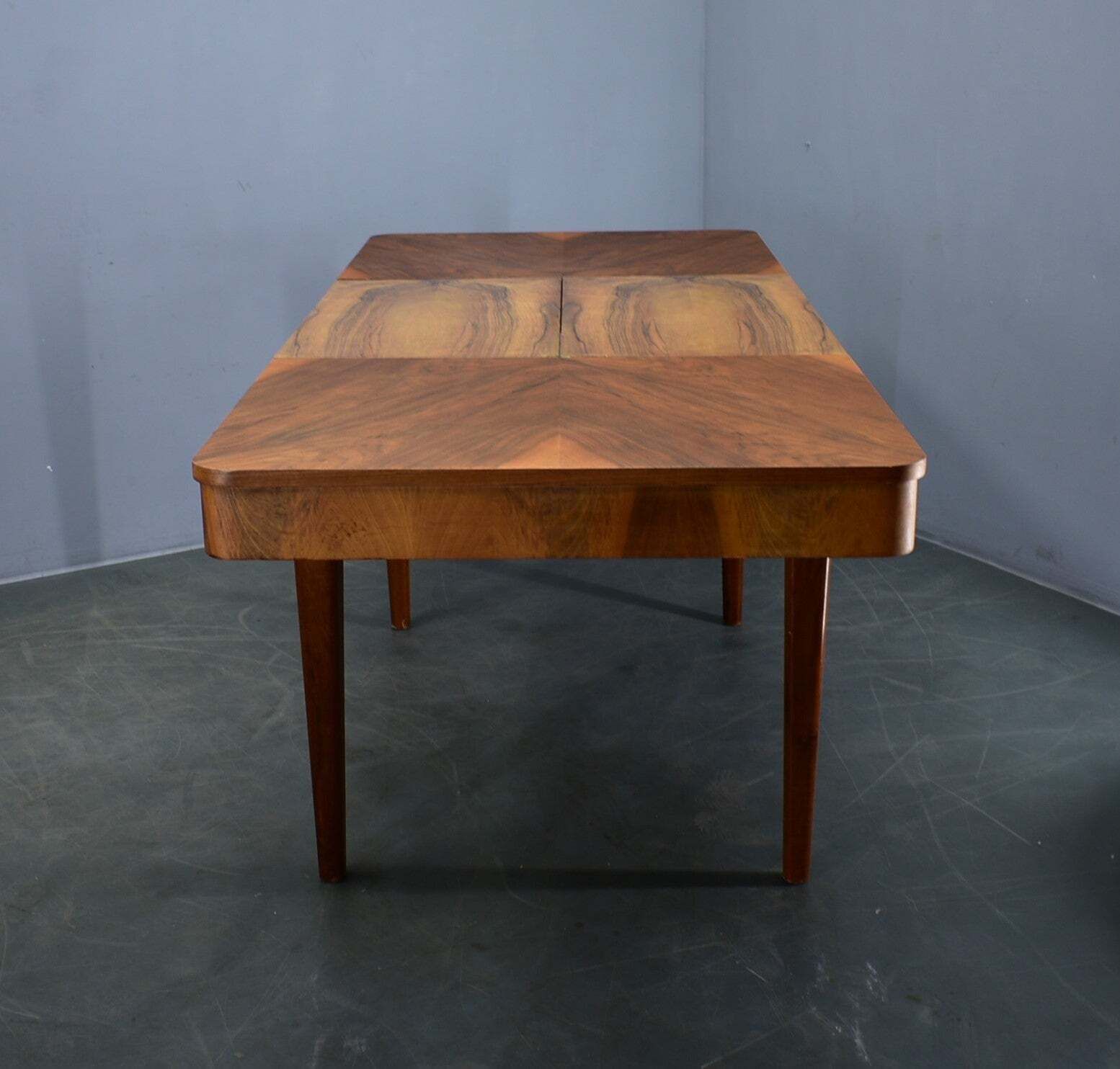 Jindrich Halabala uitschuifbare eettafel in walnoot, Tsjecho-Slowakije, 1939 photo furniture