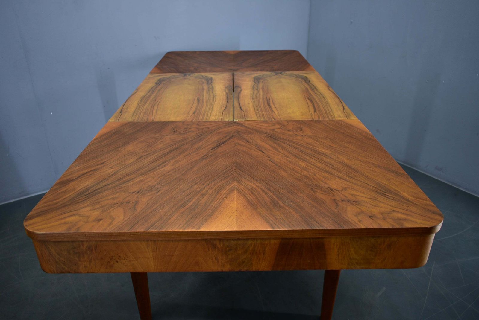 Jindrich Halabala uitschuifbare eettafel in walnoot, Tsjecho-Slowakije, 1939 photo Meubels