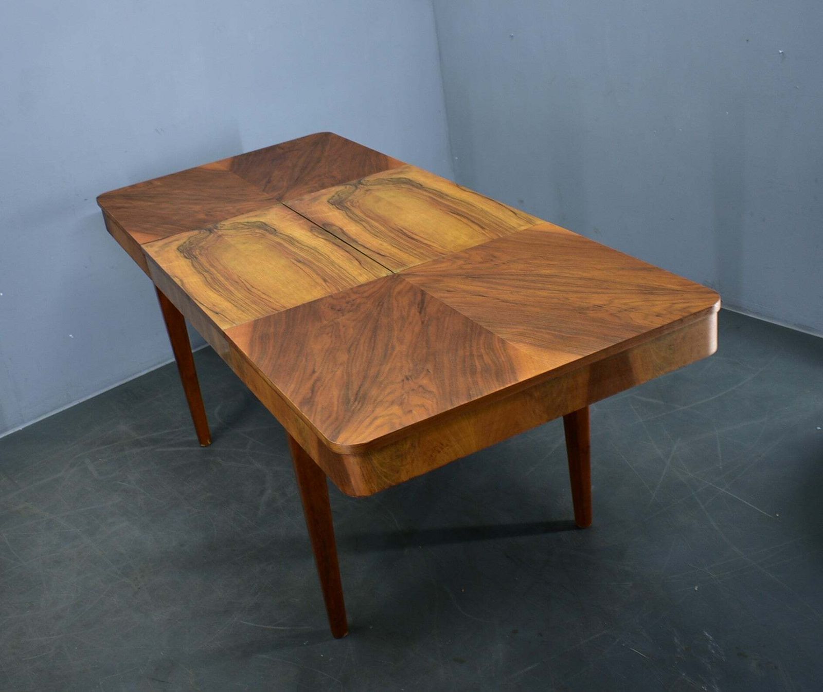 Jindrich Halabala uitschuifbare eettafel in walnoot, Tsjecho-Slowakije, 1939 photo 1397.0