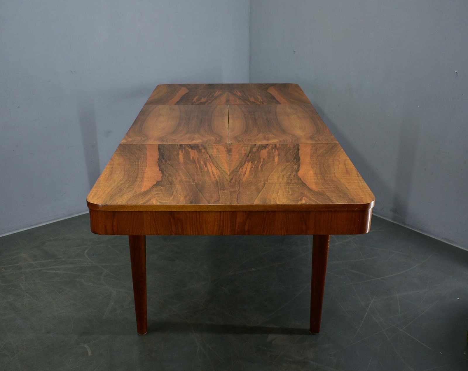 Meubels Jindrich Halabala uitschuifbare eettafel in walnoot, Tsjecho-Slowakije, ca. jaren 1940 photo