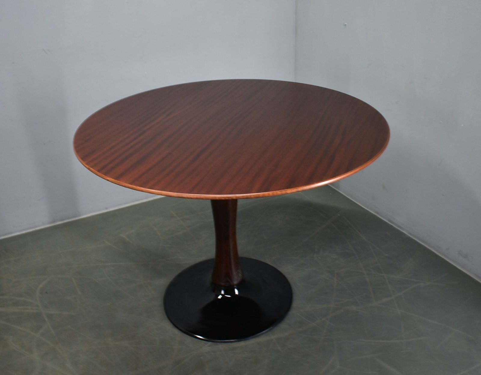 Ronde mahoniehouten tafel ca. jaren 1970, Drevotvar Jablonne, Tsjecho-Slowakije photo furniture