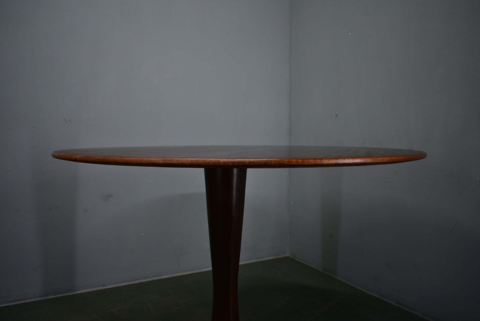 Ronde mahoniehouten tafel ca. jaren 1970, Drevotvar Jablonne, Tsjecho-Slowakije photo for sale