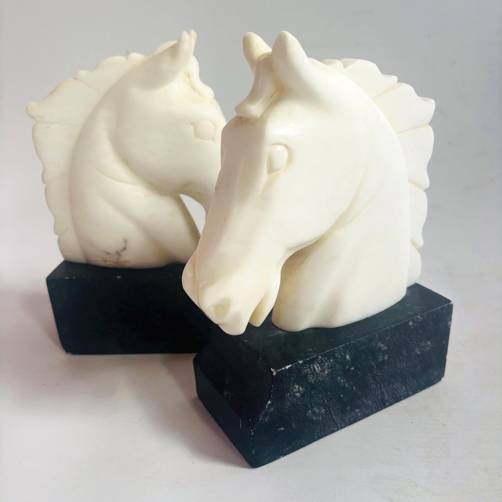 Paar vintage mid-century Italiaanse gesneden marmeren paardenhoofd boekensteun, equestrian decor