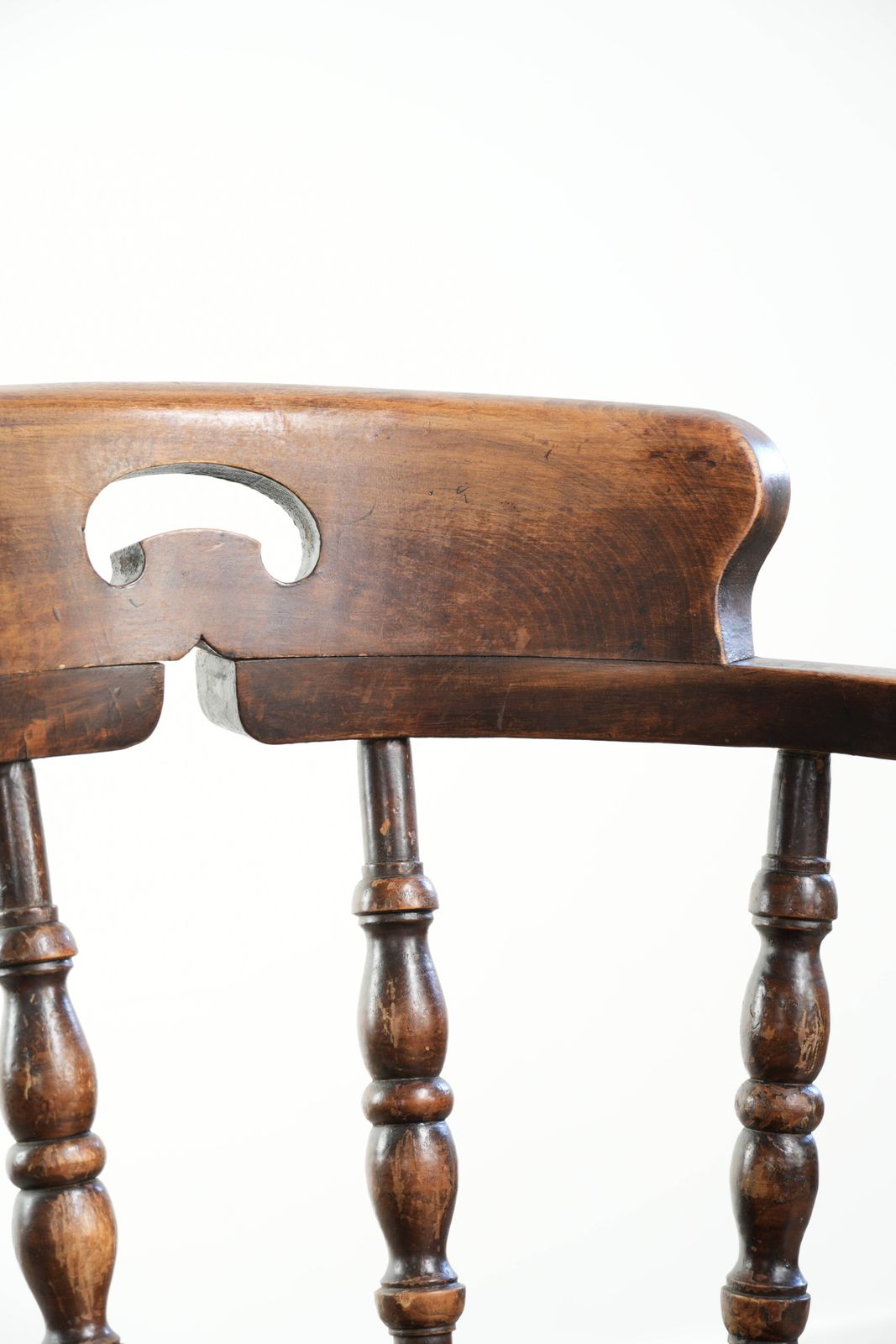 photo for sale Antiek Houten Engelse Pub/Captain Chair Uit De Late 19e Eeuw Met Karakter En Een Mooi Kleurenschema.