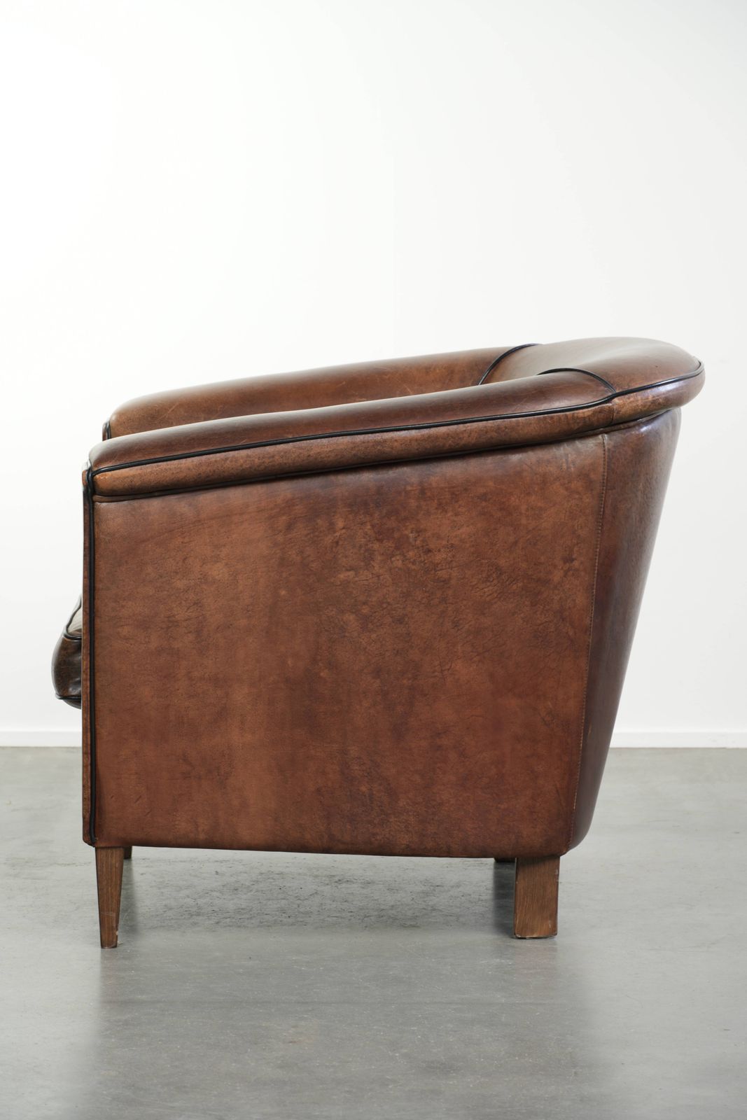 Strakke art deco schapenvacht club fauteuil met zwarte biesafwerking photo 970.0