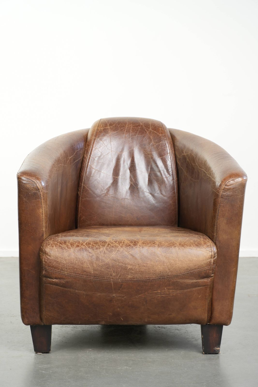 Robuuste Fauteuil in Cognackleurig Koehidenleer, Aviator Design, met een Opvallend en Tijdloos Uiterlijk. photo furniture