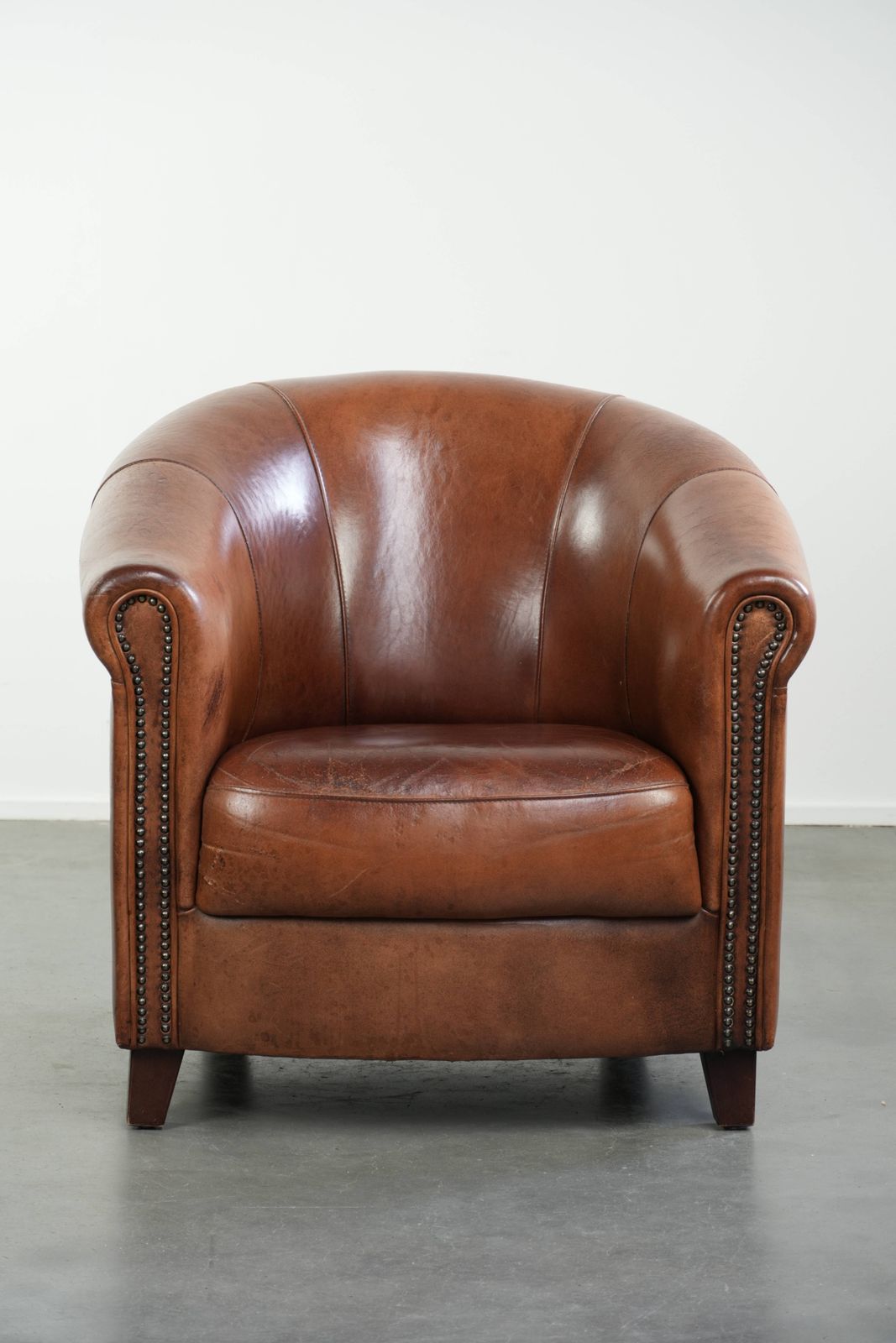 Vintage Engelse stijl schapenvacht club fauteuil met diepe kleuren photo furniture