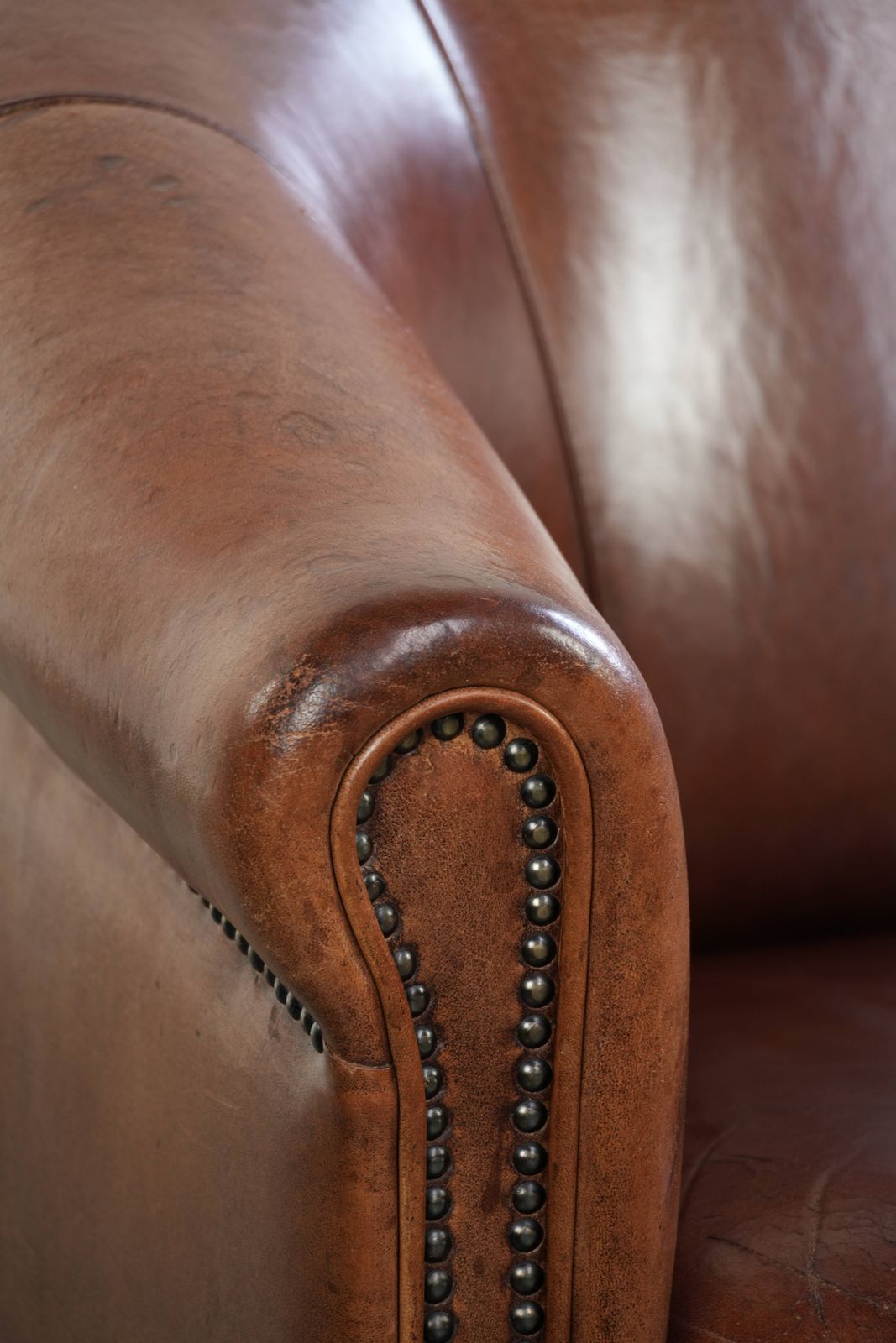 847.0 Vintage Engelse stijl schapenvacht club fauteuil met diepe kleuren photo