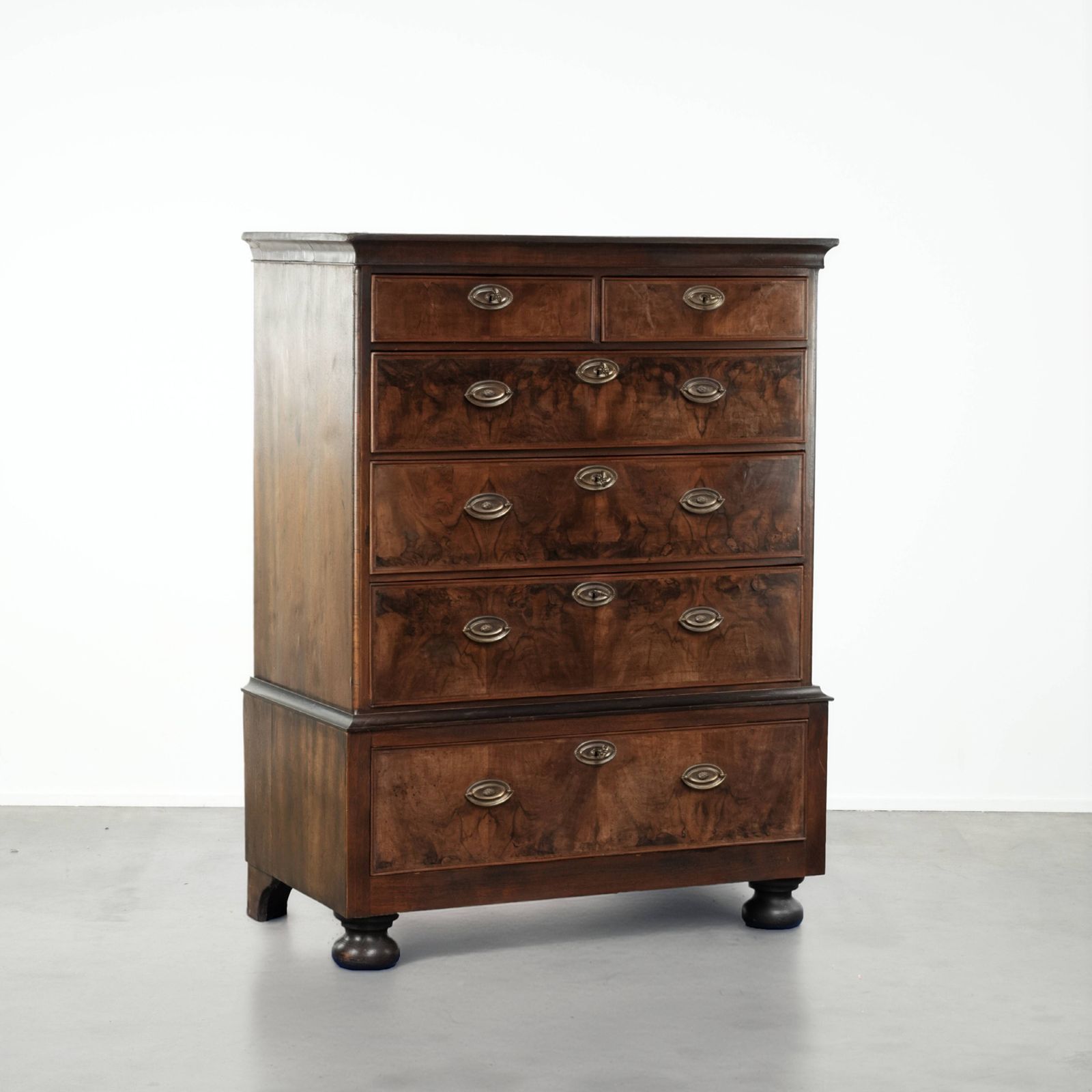 Large Antique 18th Century English Oak Double Chest Of Drawers With Burr Walnut Veneer And A Very Beautiful Appearance.